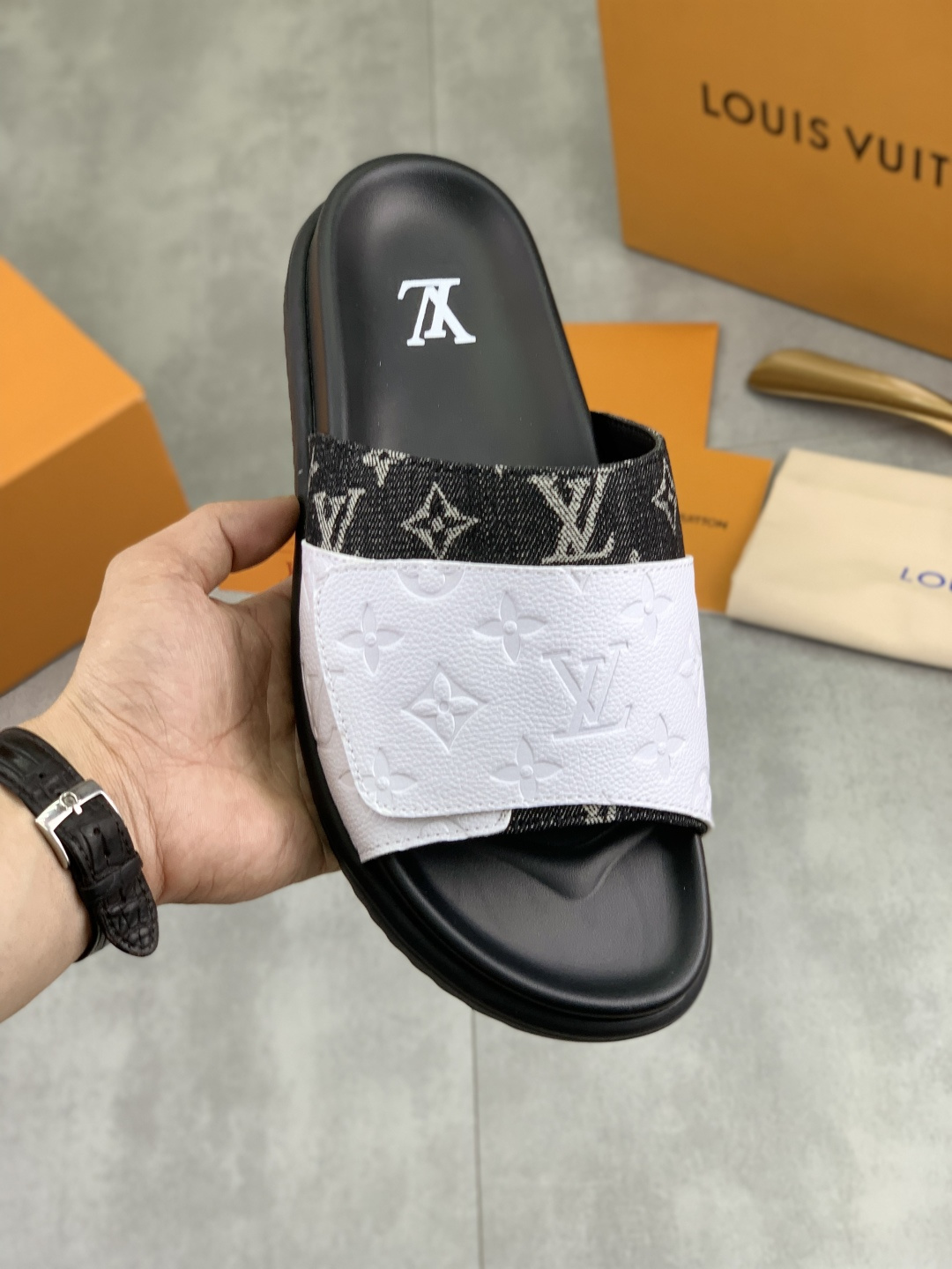 NO:781793,Real price, high quality [LOUIS VUITTON] water-dyed cow leather, original order, new slipper series LV Louis Vuitton * - top version of LV classic semi-slippers!  Use imported original cowhide denim and original high-end rubber outsole!  High quality products!  Color 4 colors available, code number 39-44 (38 45 customized), louis vuitton, louis vuitton, louis vuitton, slippers, cowhide19860909实价 高品质【LOUIS VUITTON）水染牛里 原单 新款拖鞋系列LV路易威登 *——顶级版本 LV经典半拖皮鞋！选用进口原版牛皮牛仔布 原版高端橡胶大底！高品质精品！颜色4色可选 码数39-44（38 45 定做）,,louis vuitton,louis vuitton,louis vuitton,slippers,cowhide,Men's shoes