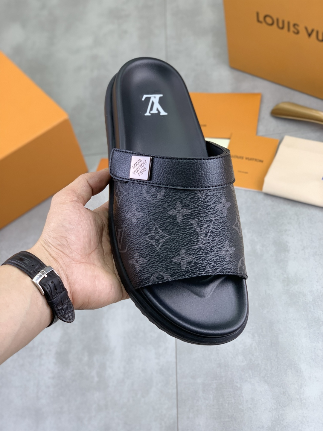 NO:781801,Real price, high quality [LOUIS VUITTON] water-dyed cow leather, original order, new slipper series LV Louis Vuitton * - top version of LV classic semi-slippers!  Use imported original cowhide denim and original high-end rubber outsole!  High quality products!  Color 3 colors available, code number 39-44 (38 45 customized), louis vuitton, louis vuitton, louis vuitton, slippers, cowhide19860909实价 高品质【LOUIS VUITTON）水染牛里 原单 新款拖鞋系列LV路易威登 *——顶级版本 LV经典半拖皮鞋！选用进口原版牛皮牛仔布 原版高端橡胶大底！高品质精品！颜色3色可选 码数39-44（38 45 定做）,,louis vuitton,louis vuitton,louis vuitton,slippers,cowhide,Men's shoes