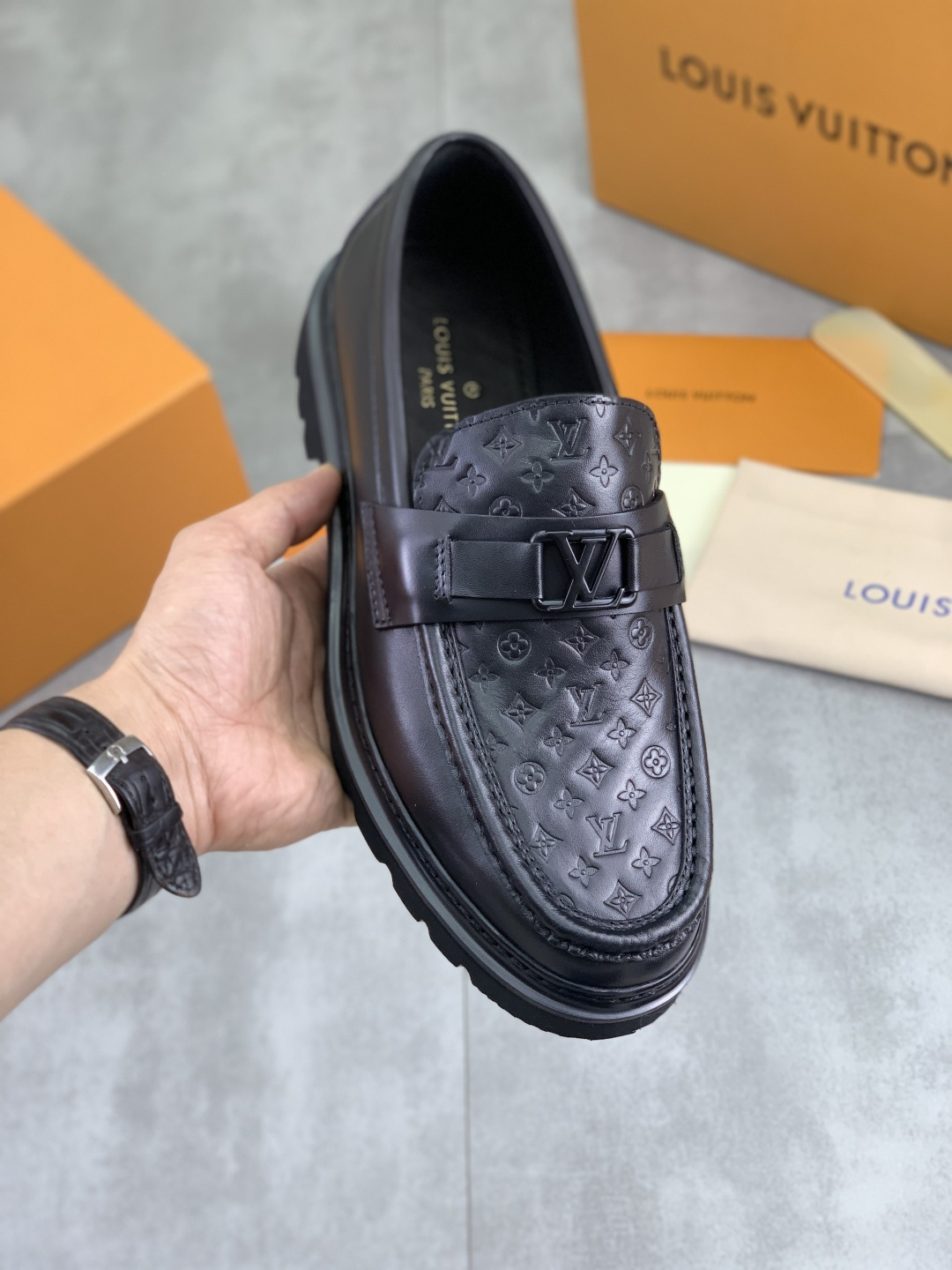 NO:782145,Actual price [LOUIS VUITTON] water dyed cowhide original order new LV Louis Vuitton * - top version LV classic leather shoes!  Made of imported original calfskin, original leather side strips and wear-resistant high-end lightweight foam outsole!  High quality products!  Color black optional, code number 39-44 (45 customized),,louis vuitton,louis vuitton,louis vuitton,cowhide19860909实价【LOUIS VUITTON）水染牛里 原单 新款LV路易威登 *——顶级版本 LV经典皮鞋！选用进口原版小牛皮 原版真皮边条拼接耐磨高端轻便发泡大底！高品质精品！颜色黑色可选 码数39-44（45定做）,,louis vuitton,louis vuitton,louis vuitton,cowhide,Men's shoes