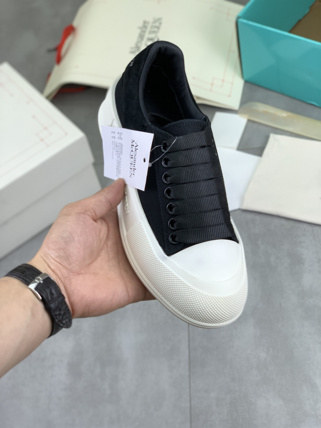 NO:782346,Real price top version (official website synchronized airplane box packaging) ALEXANDER MCQUEEN Alexander McQueen's latest Flexion series for autumn and winter, retro casual sneakers for couples, original purchase, development and production. This Flexion Off white tone grained leather low-top sneaker uses laces of different sizes and is paired with a lightweight segmented sole inspired by anatomy. The heel is embossed with a reverse skull pattern. Fabric: Original imported first-layer cowhide. Lining: Customized imported breathable mesh lining. Sole:  Original molded non-slip TPU material, code number 35-45,,alexander mcqueen,off white,sneakers,cowhide19860909实价 顶级版本（官网同步飞机盒包装）ALEXANDER MCQUEEN 亚历山大·麦昆秋冬最新 Flexion系列 情侣复古 休闲 运动鞋 原版购入开发 做货 这款Flexion Off white色调粒面皮革低帮运动鞋,采用不同尺寸的鞋带 搭配灵感源自解剖学的轻盈分段鞋底.鞋后跟压印反转骷髅图案 面料 : 原版进口头层牛皮 内里 : 定制进口透气网里 鞋底 : 原版开模防滑TPU材质 码数35-45,,alexander mcqueen,off white,sneakers,cowhide,Men's shoes