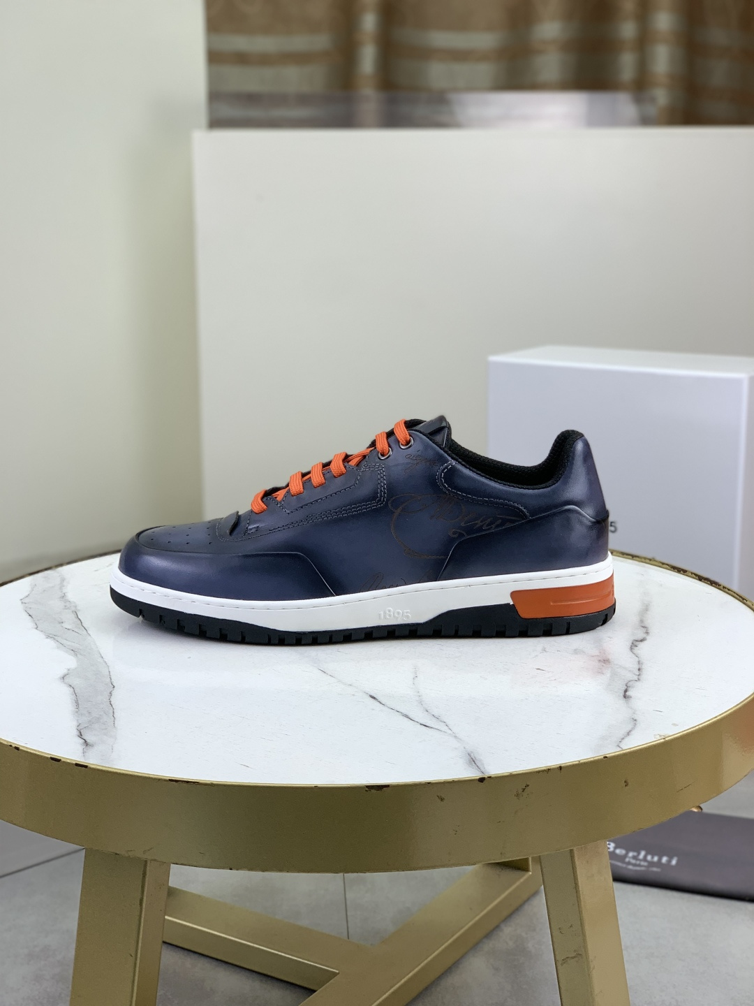 NO:782735,Real price Berluti/Bruti new men's playoff color leather sneakers, old money style shoes, heavy industry products, highly recommended!  Drawing inspiration from the classic self-running shoe style, it elevates the casual and elegant aesthetics to a higher level, creating a stylish sneaker with a unique style and a gentleman's casual feel. This leather version of the shoe is interpreted by the brand's craftsmen in retro tones and has a unique style. Classic round toe sports version, select high-quality calfskin upper, hand-rubbed details, with flexible and lightweight rubber outsole, and the upper is decorated with Venezia  scritto pattern and perforated details, full cowhide padded upper, and full cowhide foot pads. The style is fashionable and comfortable. It perfectly interprets the fashionable man and can be suitable for various occasions. Multiple colors are available to meet the matching needs of different scenes. Full package!  Size 39-40-41-42-43-44-45-46 standard leather shoe size (38/47 can be customized and does not support returns), off white, sneakers, cowhide19860909实价 Berluti/布鲁提 新款男士playoff擦色皮革运动鞋 老钱风鞋款 重工精品 强烈推荐入！ 经典自跑鞋风格中汲取灵感,把休闲优雅的美学提升至更高层次,演绎出别具风格且极富绅士休闲感的时尚造型运动鞋,这款皮革版鞋款经品牌工匠演绎呈现复古色调,风格独树一帜.经典圆头运动版型,甄选优质小牛皮鞋面,手工擦色工艺细节,搭配柔韧轻质橡胶大底,鞋面饰以Venezia scritto图纹和开孔细节,全牛皮加衬鞋面,垫脚全牛皮制作,款式时髦又舒适,完美诠释了时尚型男,可适合各种场合.多色可选 满足不同场景搭配需求,全套包装！ 尺码39-40-41-42-43-44-45-46标准皮鞋码（38/47可定做不支持退换）,,off white,sneakers,cowhide,Men's shoes