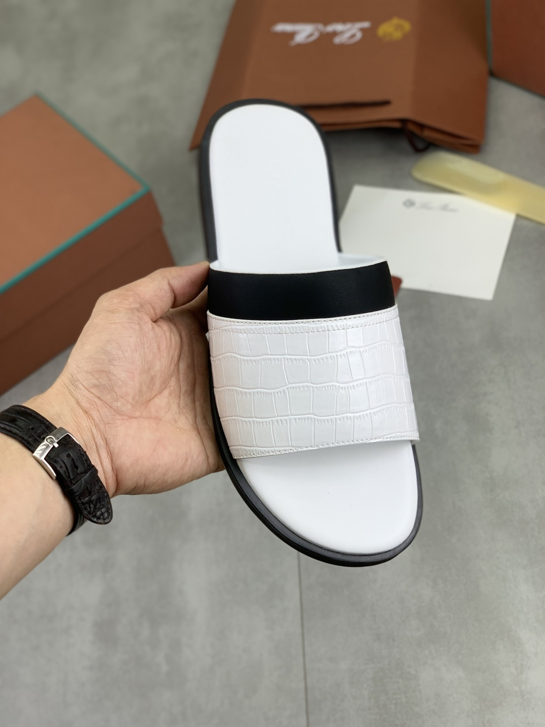 NO:782763,Real-price latest slippers Loro Piana. Top-grade purchase original copy. Founded the existing Loro Piana company on March 24, 2019. The family business is now in its sixth generation. It provides high-quality products for customers who are discerning about taste and quality. Imported original fly woven with cowhide fabric, high-end outsole with size 38-46 (47 custom-made), loro piana, slippers, cowhide19860909实价最新款拖鞋Loro Piana 顶级级购买原版复制 于194月24日一手创立现有的Loro Piana公司.家族经营至今已是第六代,为讲求品味及对质量有要求的顾客提供上等的优质商品 进口原版飞织配牛皮面料 ,高端大底 码数38-46（47定做）,,loro piana,slippers,cowhide,Men's shoes