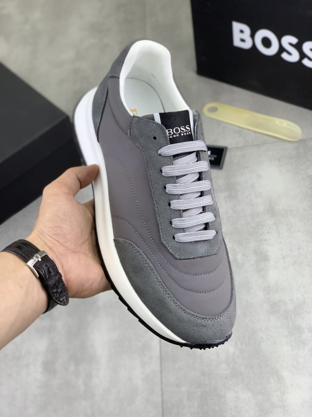 NO:783207,[Real price] [BOSS] Original lace-up men's shoes, classic high-top casual shoes. This model is the official flagship model, with high quality and made by famous original factory designers. It adopts imported fly-knit breathable fabrics, comfortable and breathable mesh lining, sheepskin insoles, perfect last shape, generous and fashionable design, which has attracted many consumers. Suitable for drivers to drive. What they want is the best quality in the market. There are 3 colors to choose from. Size 38--44 (45 customized), sheepskin19860909【实价】【BOSS】原版系带男鞋 经典高帮款休闲鞋本款是官方主打经典款,质量,原厂名师制作,采用进口飞织透气面料舒适透气网布內里羊皮鞋垫,完美楦型,大方时尚的设计,吸引了众多消费者的追捧,适合司机驾车行驶,要的就是市场最品质,颜色3色可选 码数38--44（45 定做）,,sheepskin,Men's shoes