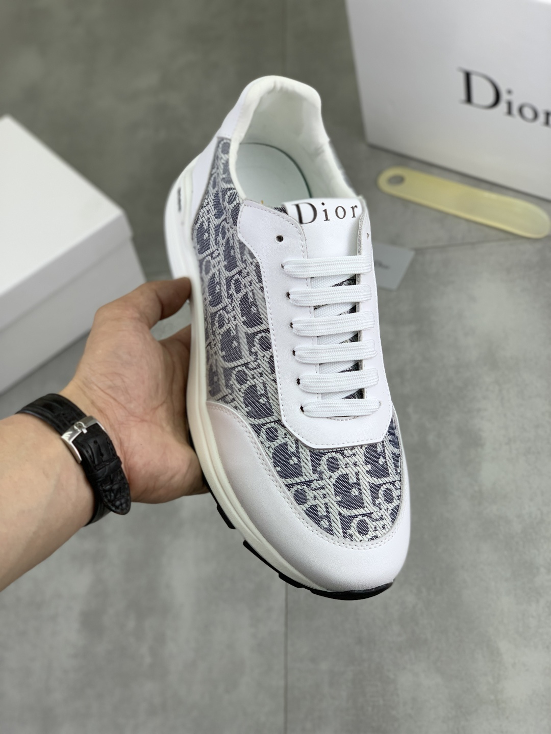 NO:783190,Real price Dior Chrono's new B30 series, in white and black fly woven series, is decorated with computer-printed CD logos on both sides, star patches on the tongue and Dior logo on the heels. Many details highlight the style.  The lining is matched with the original color mesh, and the interior of the body is supported by a low-temperature shaping sheet, and is filled with light feather cotton to keep the lining full and soft to the feet. The exclusive open-molded outsole adopts a one-piece molding process, so there is no need to consider the problem of the sole decorative accessories opening and falling off.19860909实价 迪奥Dior Chrono 新品B30系列,以白色和黑色飞织系列 两侧饰以电脑打印 CD 标志、鞋舌上的星星补丁和鞋跟的 Dior 标志,诸多细节彰显格调. 内里搭配原版配色网布,大身内部采用低温定型片整体支撑,并填充轻羽棉保持内里饱满柔软贴脚.独家开模大底采用一体成型工艺,不用考虑鞋底装饰配件开胶掉落等问题,且穿着轻盈舒适又坚固耐磨,双色鞋带配饰精致的金属五角星吊坠,时刻打造高端潮流休闲造型.颜色3色可选,码数38-44（45定做）,,dior,dior,Men's shoes