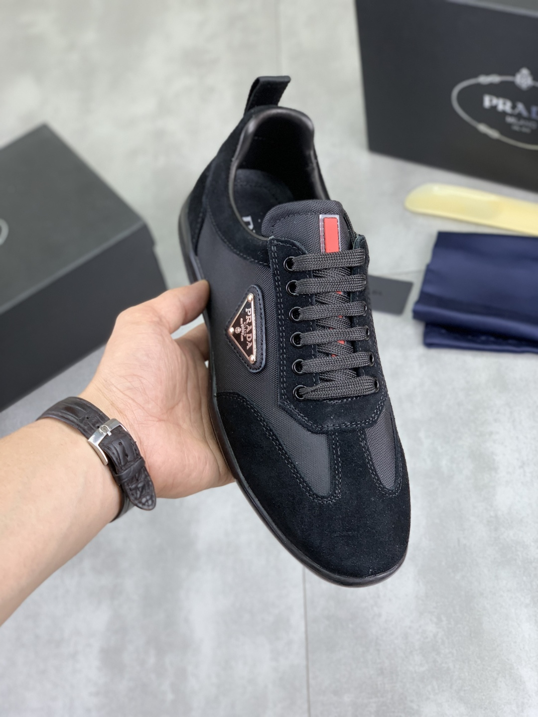 NO:783236,[actual price]  High-quality PRADA breathable and comfortable men's shoes, the latest classic model on the official website, 11 copies are on the market, synchronized in Hong Kong, and on the same catwalk; all made of calfskin with breathable mesh fabric, imported soft and comfortable sheepskin lining, rubber outsole, original anti-slip and durable  Wear; comfortable to wear, attractive style, fine workmanship, with simple and neat shoe last, showing the man's courage and toughness, size 38 to 44; 3 colors to choose from, prada, prada, cowhide, sheepskin19860909【实价】 高品质羊里（PRADA普拉达）透气舒适男鞋官网经典最新款上市了11复制,香港同步,走秀同台；全部采用小牛皮配透气网布面料进口柔软舒适羊皮内里、橡胶大底原版防滑耐磨；着脚舒适、款式耐看,做工精细,配以简洁利落的鞋楦,彰显男人的果敢和硬朗,码数38一44；3色选,,prada,prada,cowhide,sheepskin,Men's shoes