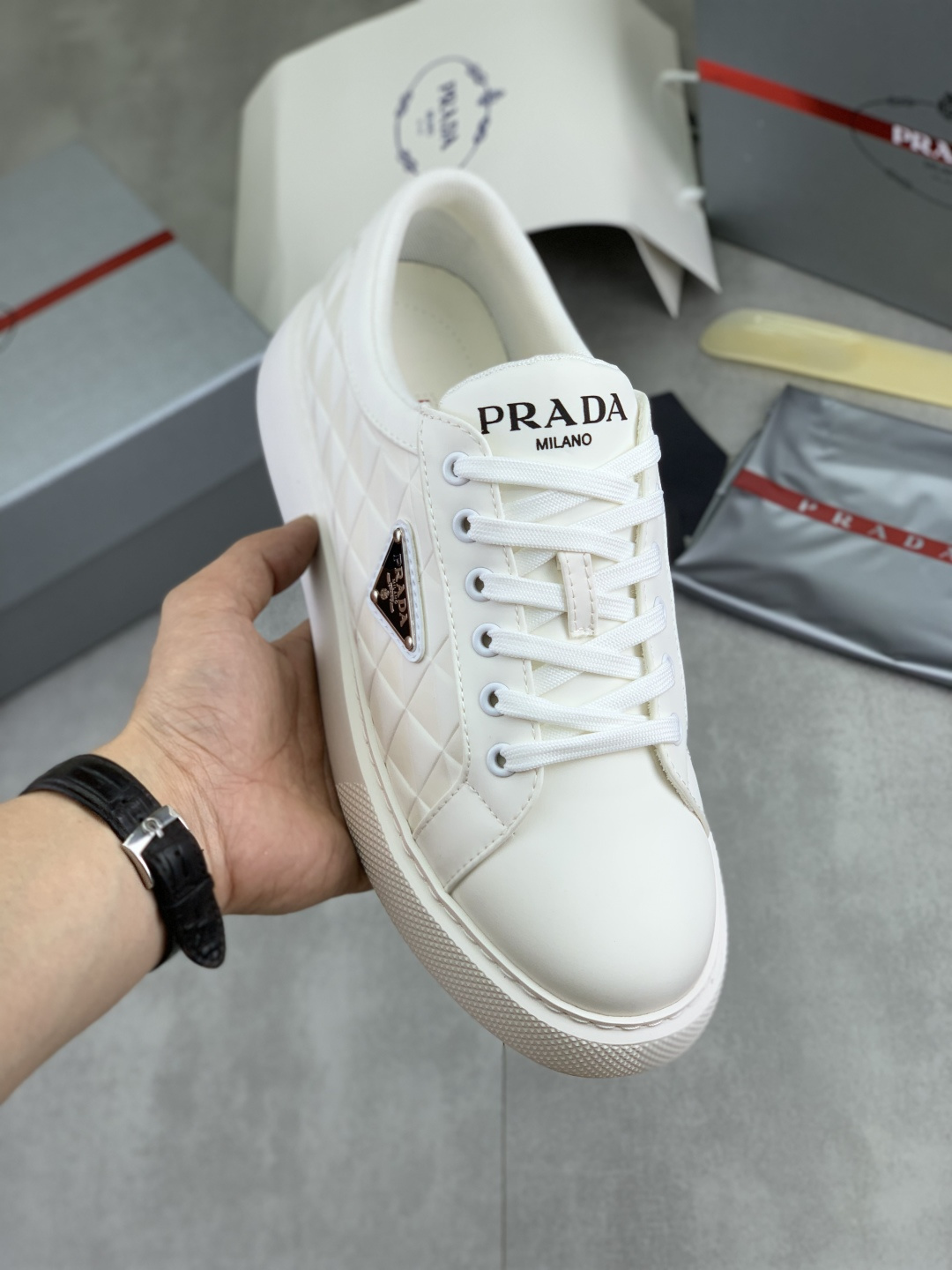 NO:783245,[Real price] Popular models are on the market on the official website, trendy brands (Prada) mainly promote popular models, avant-garde and versatile fashionable men's shoes, private version mold opening, cowhide surface splicing 11.. Fashionable and simple, original imported cowhide lining cowhide feet; the atmosphere and personality are more fashionable, eye-catching and pursuing class. It will subvert the old idea and be a must-have for fashionistas who want to spend time with you! Must keep it! High and comfortable, high-end quality workmanship. Size 38-45  4 optional.,,prada,prada,cowhide19860909【实价】官网爆款上市, 潮牌（普拉达Prada）主推爆款,前卫百搭时尚男鞋私版开模,牛皮面拼接11..时尚干脆、原版进口牛皮内里牛皮垫脚；大气个性更潮更抢眼更追求档次,它将颠覆旧念,与您共度时尚潮人必备! 必自留 ! 高大上的舒适大低,高端品质做工.码数38-45 4可选.,,prada,prada,cowhide,Men's shoes
