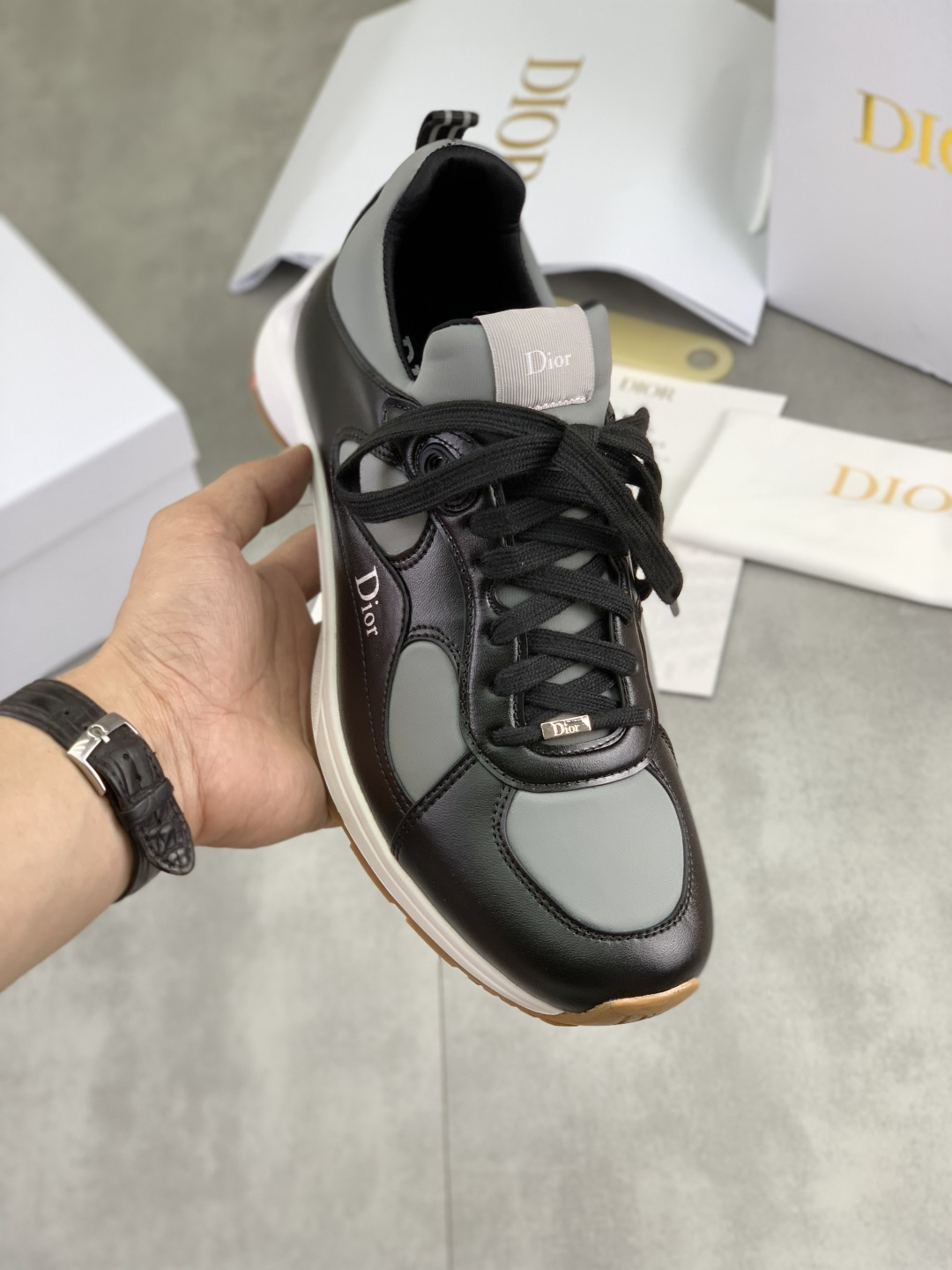 NO:783181,Real-price DIOR Dior sneakers are crafted from black grained first-grain cowhide, embellished with tone-on-tone Dior Gravity embossed effect, and are exquisite. The interior is made of tone-on-tone sheep lining, which is soft and comfortable. It is equipped with original customized multi-color mohair wide laces and matte black finish brass eyelets. The tone-on-tone rubber sole is decorated with Oblique pattern, and the rear tail logo is embellished with contrasting Dior 30 Avenue Montaigne.  The logo enhances the style and adds fashionable temperament to casual looks. Size men's 39-46 Colors 4 colors available, dior, dior, sneakers, cowhide19860909实价 DIOR迪奥 运动鞋 采用黑色粒面头层牛皮精心制作,点缀以同色调 Dior Gravity 压花效果,精美非凡,内里采用同色系绵羊里柔软舒适.搭配原版定制多色马海毛宽鞋带和哑光黑色饰面黄铜孔眼,同色系橡胶鞋底饰以 Oblique 图案,后尾标点缀以对比鲜明的 Dior 30 Avenue Montaigne 标志提升格调,为休闲造型增添时尚气质. 码数男39-46  颜色4色可选,,dior,dior,sneakers,cowhide,Men's shoes