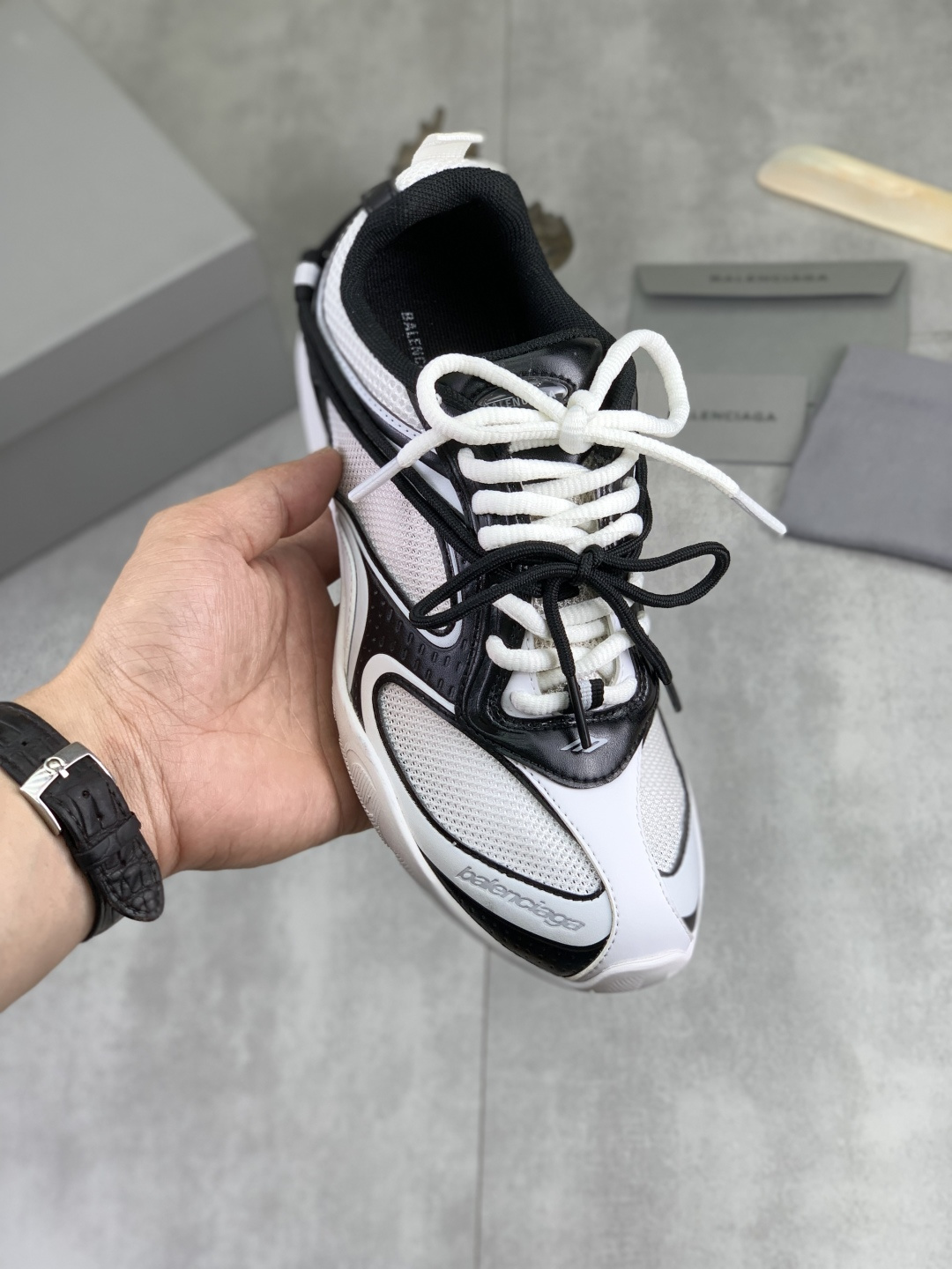 NO:783562,Real price Balenciaga Rader series  The overall outline of the 2026ss new iconic sports shoes continues the brand's consistent futuristic structure. It forms a technological volume through multi-layer breathable mesh, wrapped skeleton and thick sole structure. At the same time, the most obvious design is the double-layer lace system that runs through the upper. The laces extend from the sides and wrap around the shoe body, forming a visual connection with the gripping texture of the outsole side wall, giving the entire pair of shoes a mechanical feel with 'exposed structure', and can be matched with various trendy styles.  Fabric space technology fabric/3D embossed gradient color/5 different breathable mesh inner nylon mesh outsole original rubber outsole size 35-45 original packaging supports NFC scanning function,,balenciaga,balenciaga,sneakers19860909实价 Balenciaga巴黎世家Rader系列 2026ss新款标志性运动鞋,整体轮廓延续品牌一贯的未来感结构,通过多层透气网眼、包裹式骨架与厚底结构形成具有科技感的体量,同时最明显的设计是贯穿鞋面的双层系带系统,鞋带从侧面延伸并环绕鞋身,与外底侧壁的抓地纹理形成视觉连接,让整双鞋呈现出一种“结构外露”的机械感,可搭配各式潮流造型. 面料太空科技面料/3D压印渐变颜色/5种不同透气网 内里尼龙网 大底原版橡胶大底 码数35-45 原版包装 支持NFC扫描功能,,balenciaga,balenciaga,sneakers,Men's shoes