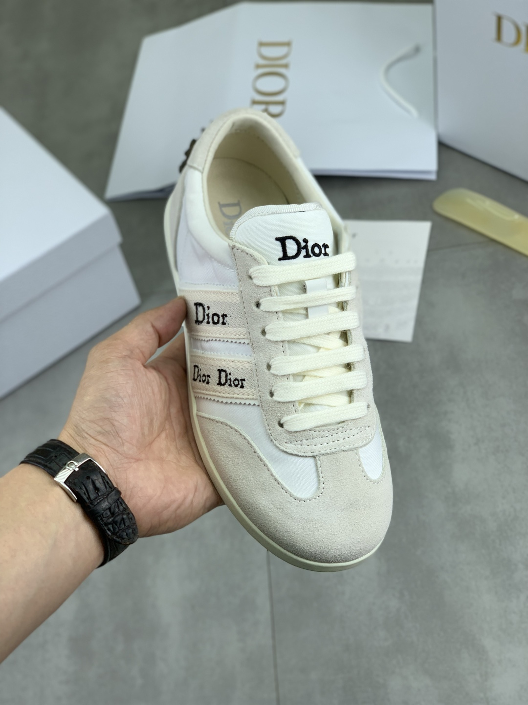 NO:828871,Real price Dior Saltwind sneakers, light beige cotton blend fabric decorated with Oblique embroidery, embellished with white lace to enhance the style, with round toe and grosgrain topstitch details, unique, light and comfortable style, is Dior's new classic item. Can be matched with all kinds of men's or women's styles, showing a fashionable and simple style. Main body cotton, technical fabric Lining technical fabric The tongue is decorated with Dior logo patch Cotton lace closure and decoration  Dior logo hardware Insole decorated with Dior logo Outsole decorated with Dior logo patch and cannage pattern patchwork construction Size 35-41,,dior,sneakers19860909实价 Dior Saltwind 运动鞋 浅米色棉质混纺面料饰以 Oblique 刺绣,点缀以白色蕾丝提升格调,搭配圆形鞋头和罗缎缉面线细节,别具一格,款式轻盈舒适,是 Dior 的全新经典单品.可与各式男装或女装造型搭配,彰显时尚简约的风范. 主体棉,科技面料 里料科技面料 鞋舌饰以 Dior 标志补丁 棉质鞋带开合和饰以 Dior 标志的金属配件 内底饰以 Dior 标志 外底饰以 Dior 标志补丁和藤格纹图案拼接结构 码数35-41,,dior,sneakers,Men's shoes