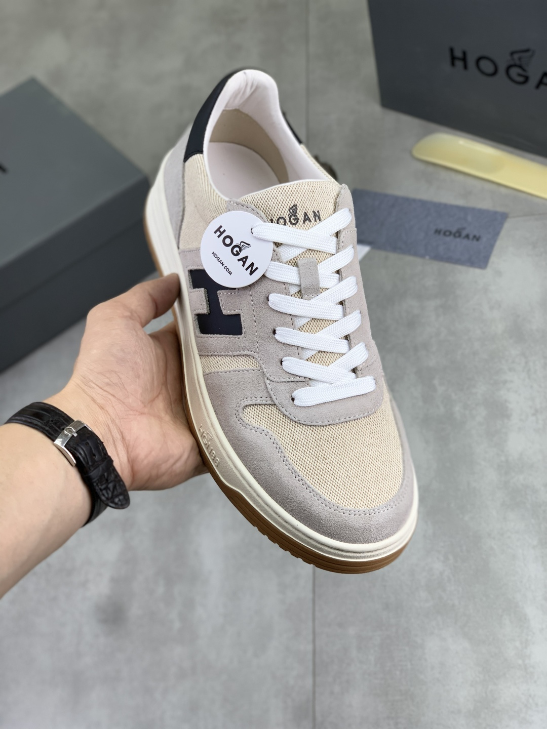 NO:830415,Real price Hogan/Hogan H630 series new color matching sneakers  This sneaker draws on retro elements and combines basketball sports design with the brand's traditional style. It is made of smooth calf leather upper, patchwork suede leather, and the H letter on the side extends to the heel. The outsole is made of EVA, which is lightweight and comfortable. The three-dimensional HGN86 logo and stripes are embellished on the side to reproduce the charm of the Rebel series. The memory foam insole is cushioned and comfortable, gently wrapping the feet, making the upper foot fashionable, comfortable and stylish. It is preferred by men and comes with original box packaging!  Multiple colors available, 4 colors available, size 39-44, hogan, sneakers, cowhide19860909实价 Hogan/霍根 H630系列新款拼色运动鞋 这款运动鞋汲取复古元素,糅合篮球运动设计和品牌传统风格.采用光滑小牛皮革鞋面,拼缝绒面皮革,侧边的H字母延伸至后跟处.外底是EVA材质,轻便舒适,侧边点缀立体感HGN86标识和条纹,再现Rebel系列魅力.记忆泡沫内底缓震舒适,温柔包裹双脚,上脚时尚舒适有型,男士优选,配原盒包装！多色可选 颜色4款颜色可选 码数39-44,,hogan,sneakers,cowhide,Men's shoes
