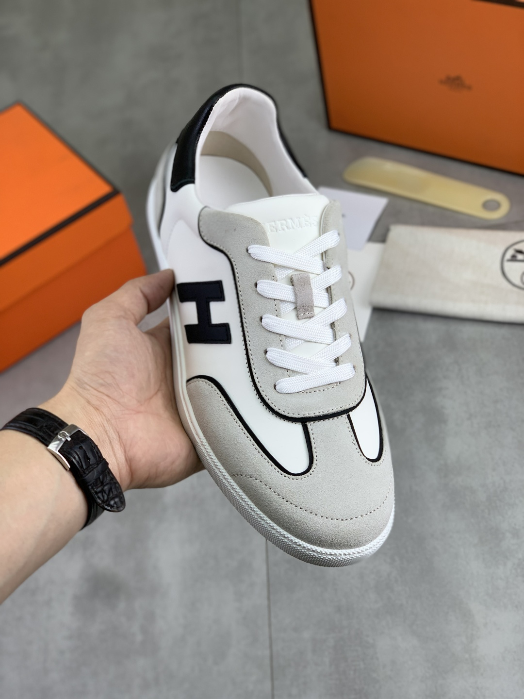 NO:830426,Real price Hermès series of new color-blocked sneakers. This sneaker draws on retro elements and combines basketball sports design with the brand's traditional style. It uses smooth calf leather uppers, patchwork suede leather, and the H letter on the side extends to the heel. The outsole is made of EVA, which is lightweight and comfortable. It is embellished with three-dimensional HGN86 logos and stripes on the side, reproducing the charm of the Rebel series. The memory foam insole is cushioned and comfortable, gently wraps the feet, and the upper foot is fashionable, comfortable and stylish. It is preferred by men and comes with original box packaging!  Multiple colors available, 6 colors available, size 39-44, hermes, sneakers, cowhide19860909实价 爱马仕 系列新款拼色运动鞋 这款运动鞋汲取复古元素,糅合篮球运动设计和品牌传统风格.采用光滑小牛皮革鞋面,拼缝绒面皮革,侧边的H字母延伸至后跟处.外底是EVA材质,轻便舒适,侧边点缀立体感HGN86标识和条纹,再现Rebel系列魅力.记忆泡沫内底缓震舒适,温柔包裹双脚,上脚时尚舒适有型,男士优选,配原盒包装！多色可选 颜色6款颜色可选 码数39-44,,hermes,sneakers,cowhide,Men's shoes