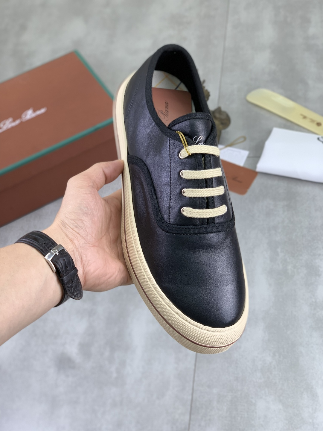 NO:830436,Real-price latest casual shoes Loro Piana. Top-grade purchase original copy. Founded the existing Loro Piana company on January 24, 2019. The family operation is now the sixth generation, providing first-class high-quality products to customers who are discerning about taste and quality. Imported original fly woven with cowhide fabric, made of plain calfskin inside, hand-stitched thread with cowhide feet, original packaging, high-end outsole, size 38-45 (46 47 custom-made)  Various colors available,,loro piana,cowhide19860909实价最新款休闲鞋Loro Piana 顶级级购买原版复制 于194月24日一手创立现有的Loro Piana公司.家族经营至今已是第六代,为讲求品味及对质量有要求的顾客提供上等的优质商品 进口原版飞织配牛皮面料 ,内里平纹小牛皮制成 手工缝制线配牛皮垫脚 原版包装 高端大底 码数38-45（46 47定做） 多款颜色可选,,loro piana,cowhide,Men's shoes