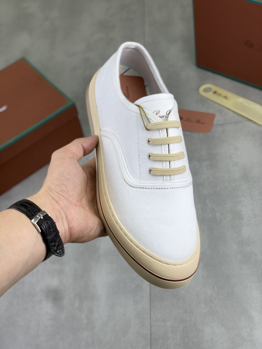 NO:830445,Real-price latest casual shoes Loro Piana. Top-grade purchase original copy. Founded the existing Loro Piana company on August 24, 2019. The family operation is now the sixth generation, providing high-quality products for customers who are particular about taste and quality. Imported original denim fabric, made of plain calfskin inside, hand-sewn thread with cowhide feet, original packaging, high-end outsole, size 38-45 (46 47 custom-made)  Various colors available,,loro piana,cowhide19860909实价最新款休闲鞋Loro Piana 顶级级购买原版复制 于194月24日一手创立现有的Loro Piana公司.家族经营至今已是第六代,为讲求品味及对质量有要求的顾客提供上等的优质商品 进口原版牛仔布面料 ,内里平纹小牛皮制成 手工缝制线配牛皮垫脚 原版包装 高端大底 码数38-45（46 47定做） 多款颜色可选,,loro piana,cowhide,Men's shoes