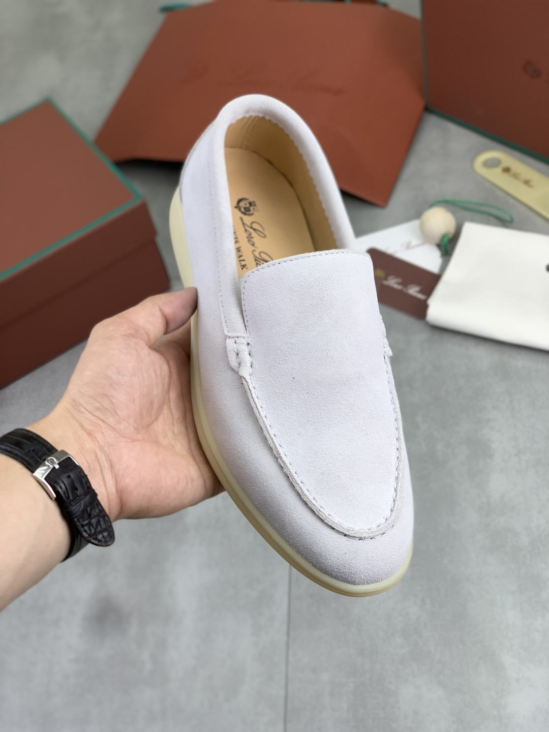 NO:930232,High-priced version of the latest casual shoes Loro Piana. Top-level purchase of the original copy. Founded the existing Loro Piana company on January 24th. The family business is now in its sixth generation. It provides high-quality products to customers who are discerning about taste and quality. Imported original fly-woven with cowhide fabric, lining made of plain calfskin. Hand-stitched thread with cowhide feet. Original packaging. High-end outsole. Size 38-45. Multiple colors available.  full package,,loro piana,cowhide19860909实价高版本 最新款休闲鞋Loro Piana 顶级级购买原版复制 于194月24日一手创立现有的Loro Piana公司.家族经营至今已是第六代,为讲求品味及对质量有要求的顾客提供上等的优质商品 进口原版飞织配牛皮面料 ,内里平纹小牛皮制成 手工缝制线配牛皮垫脚 原版包装 高端大底 码数38-45 多款颜色可选 全套包装,,loro piana,cowhide,Men's shoes