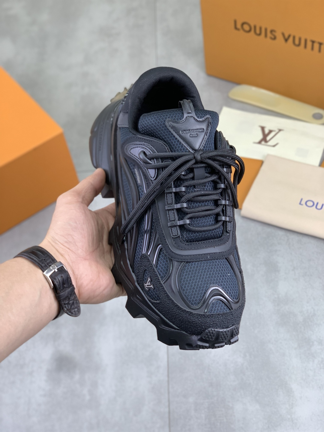 NO:831093,Real-price men's LV Summit sneakers are known for their easy-to-wear modern style, which is suitable for both urban wear and outdoor environments. The upper is made of artificial leather and technical fabrics and other materials. The pattern on it is reminiscent of the grain texture of Epi leather. The eye-catching ridges on the sole provide excellent grip and stability. Men's 39-45 (38*46* custom-made, non-refundable and non-exchangeable), louis vuitton, sneakers19860909实价 男款LV Summit 运动鞋以易搭摩登风格见长,既适合城市穿着,也能胜任户外环境.鞋面由人造革与科技织物等多种材质拼接而成,其上的图案令人联想起 Epi 皮革的粒面纹理,底的醒目凸纹,提供了出色抓地力与稳定性. 男款39-45（38*46*订做不退不换）,,louis vuitton,sneakers,Men's shoes