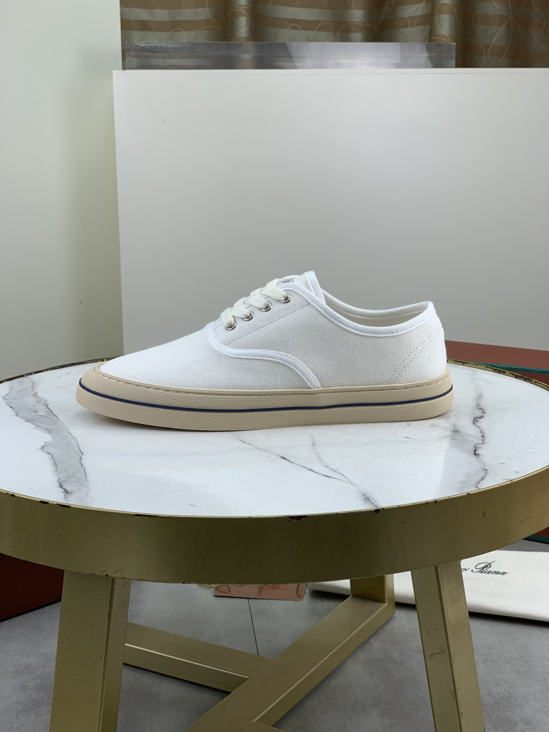NO:831456,High-priced version of the latest casual shoes Loro Piana. Top-level purchase of the original copy. Founded the existing Loro Piana company on January 24th. The family business is now in its sixth generation. It provides high-quality products to customers who are discerning about taste and quality. Imported original fly-woven with cowhide fabric, lining made of plain calfskin. Hand-stitched thread with cowhide feet. Original packaging. High-end outsole. Size 38-45. Multiple colors available.  full package,,loro piana,cowhide19860909实价高版本 最新款休闲鞋Loro Piana 顶级级购买原版复制 于194月24日一手创立现有的Loro Piana公司.家族经营至今已是第六代,为讲求品味及对质量有要求的顾客提供上等的优质商品 进口原版飞织配牛皮面料 ,内里平纹小牛皮制成 手工缝制线配牛皮垫脚 原版包装 高端大底 码数38-45 多款颜色可选 全套包装,,loro piana,cowhide,Men's shoes