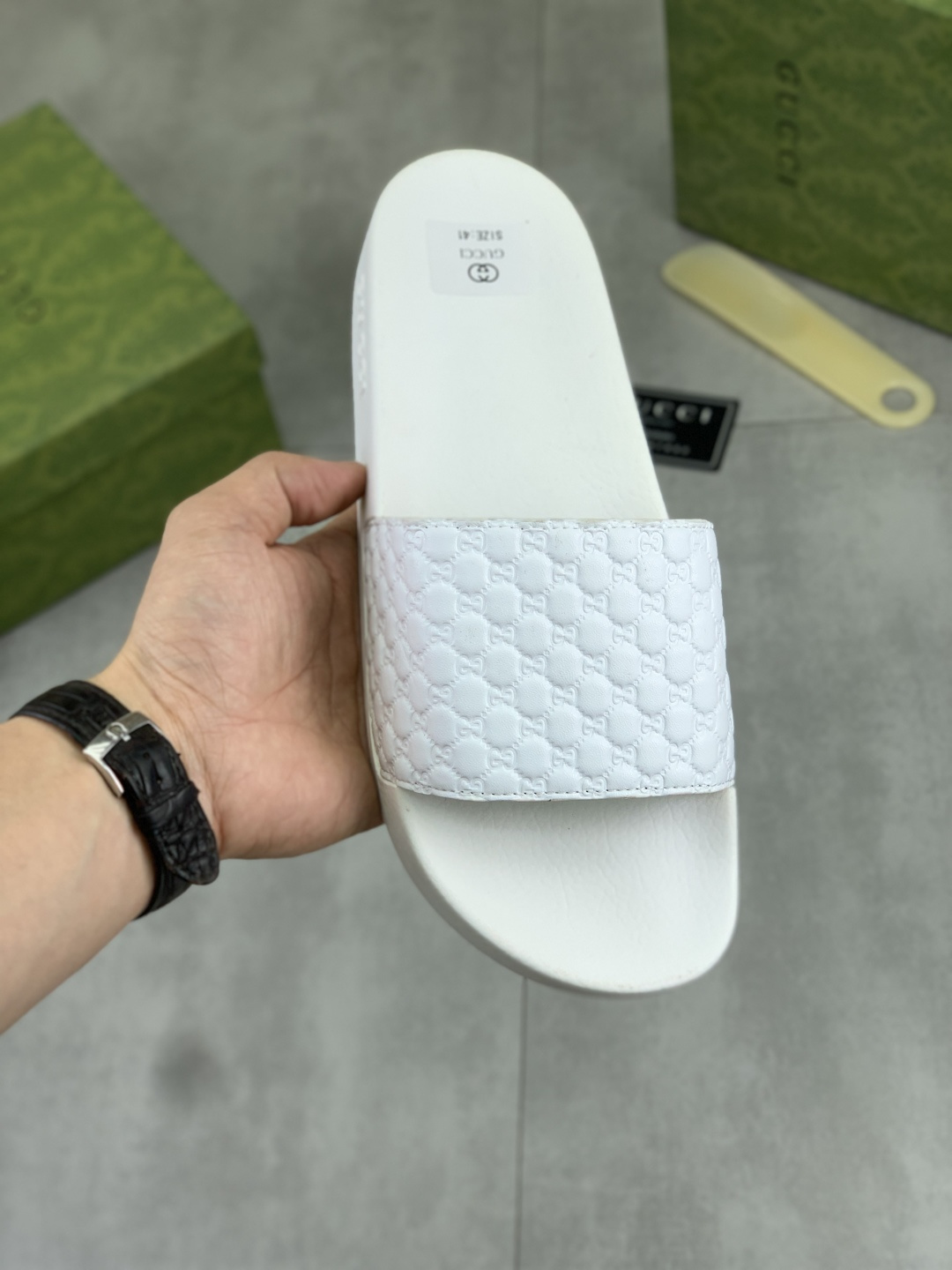 NO:831602,[Real price] GUCCI Gucci's new casual slippers, original official website, perfectly made to convey a kind of noble luxury, sublimating its definition of luxury in Gucci's high-end extraordinary craftsmanship. Original Gucci double G combination outsole, size 36-46,, gucci, slippers19860909【实价】 GUCCI 古奇新款休闲拖鞋,原版官网、完美做透射出一种尊贵奢华,于古奇高端超凡工艺中升华其奢侈定义.原版古奇双G组合大底,码数36-46,,gucci,slippers,Men's shoes