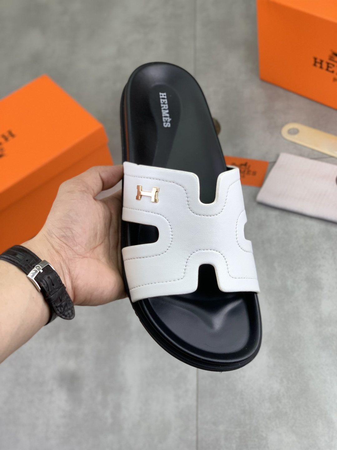 NO:832027,Real price [HERMES] High-end quality new Hermès slippers, imported genuine leather calfskin, wear-resistant and non-slip rubber outsole. Fashionable and elegant, code number 39-45, multiple colors available, hermes, hermes, slippers, cowhide19860909实价【HERMES】高端品质 新款爱马仕拖鞋,面料进口真皮小牛皮,耐磨防滑橡胶大底.时尚大气 码数39-45 颜色多款颜色可选,,hermes,hermes,slippers,cowhide,Men's shoes