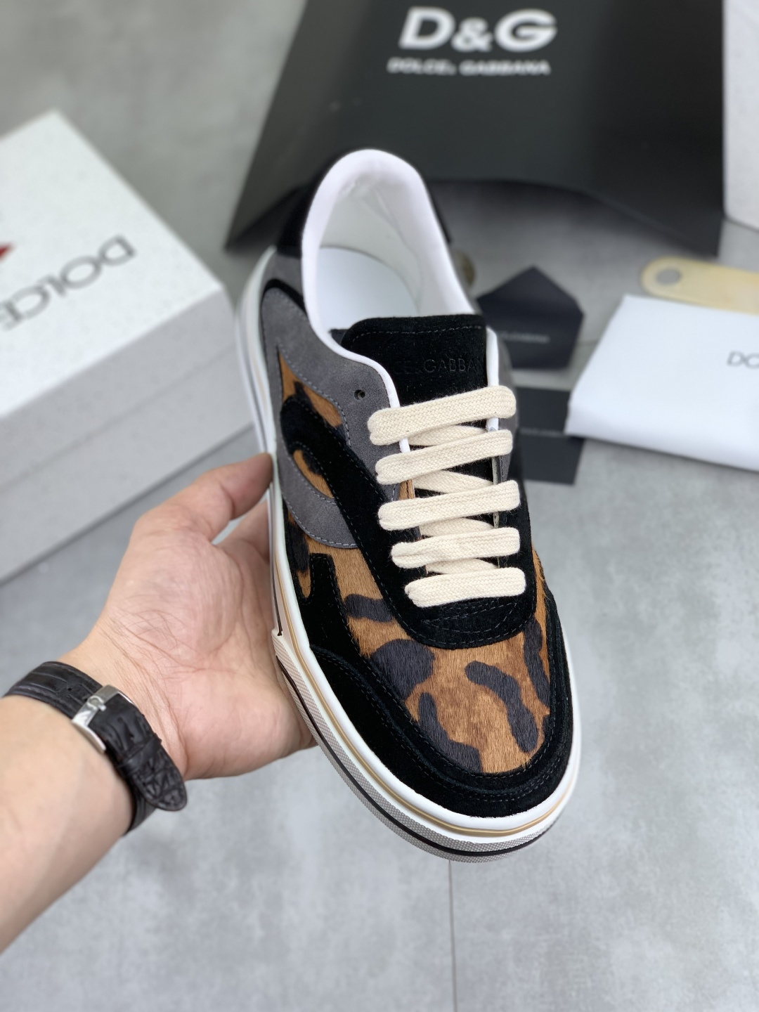 NO:832330,[Real price] The latest hot style, top original quality, the official website is synchronized with 'DOLCE&GABBANA [Dolce & Gabbana] ~ high quality.' The effect is low-top casual DG men's shoes, loved by many celebrities, using high-end imported first-layer calfskin splicing logo design + cowhide feet, simple and elegant, perfect interpretation of the latest inspiration for shoes, classic and fashionable integration, luxury and dreamy, fashionable, suitable for drivers, lightweight and comfortable, light and breathable for outdoor travel, high-end quality, trustworthy  , 6 colors to choose from!  Size 38-46 complete package,,Dolce&Gabbana,Dolce&Gabbana,cowhide19860909【实价】最新爆款 顶级原单品质 官网同步《DOLCE&GABBANA【杜嘉班纳】～高品质.》效果 低帮休闲DG男鞋、众多明星至爱,采用高端进口头层小牛皮拼接logo设计+牛皮垫脚,简约大气,完美诠释鞋履最新灵感,经典与时尚融为一体 奢华迷梦 驾凌时尚 适合司机驾车轻巧舒适,户外出行轻便透气 高端品质 值得信赖 ,6色选！码数38-46 全套包装,,Dolce&Gabbana,Dolce&Gabbana,cowhide,Men's shoes