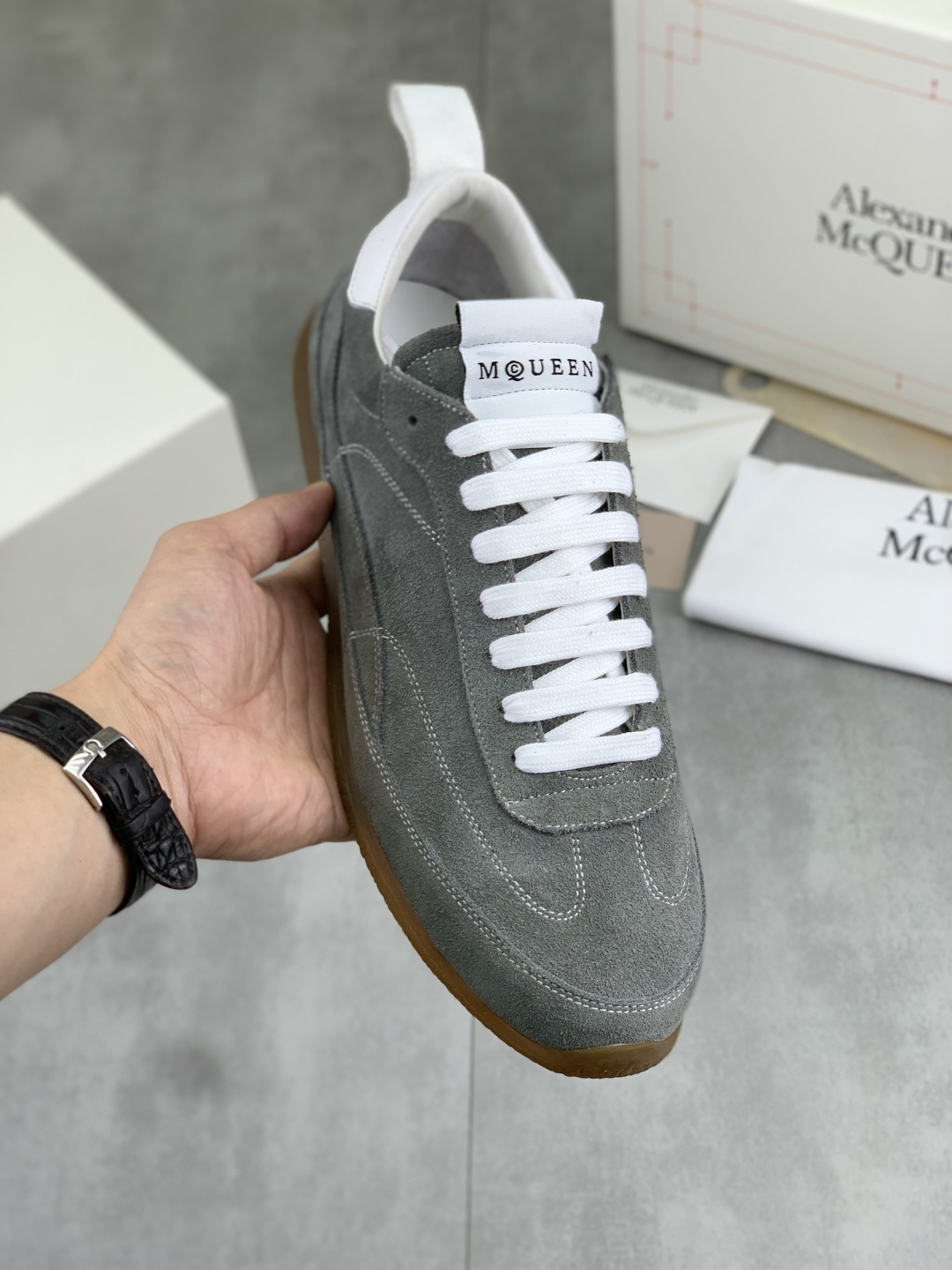 NO:832346,Real price, top version (synchronized with official website) ALEXANDER MCQUEEN, Alexander McQueen's latest Flexion series, couple's retro, casual sneakers, original purchase, development and production. This Flexion Off white tone grained leather low-top sneaker uses laces of different sizes and is paired with a lightweight segmented sole inspired by anatomy. The heel is embossed with a reverse skull pattern. Fabric: Original imported first-layer cowhide. Lining: Customized imported breathable sheepskin lining. Sole:  Original molded non-slip rubber material, code number 39-44 (38 45 customized),,alexander mcqueen,off white,sneakers,cowhide,sheepskin19860909实价 顶级版本（官网同步）ALEXANDER MCQUEEN 亚历山大·麦昆 最新 Flexion系列 情侣复古 休闲 运动鞋 原版购入开发 做货 这款Flexion Off white色调粒面皮革低帮运动鞋,采用不同尺寸的鞋带 搭配灵感源自解剖学的轻盈分段鞋底.鞋后跟压印反转骷髅图案 面料 : 原版进口头层牛皮 内里 : 定制进口透气羊皮里 鞋底 : 原版开模防滑橡胶材质 码数39-44（38 45定做）,,alexander mcqueen,off white,sneakers,cowhide,sheepskin,Men's shoes