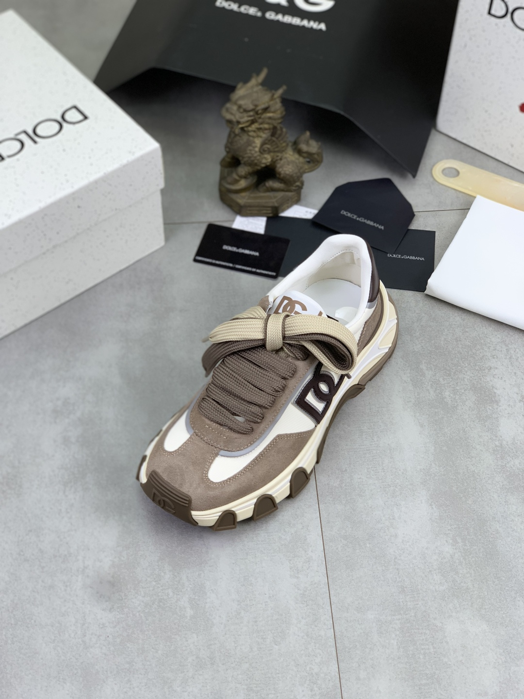 NO:832339,[Real price] The latest popular model for couples. Top original quality. The official website is synchronized with 'DOLCE&GABBANA [Dolce & Gabbana] ~ High Quality.' Effect. Low-cut casual DG men's shoes, loved by many celebrities, using high-end imported first-layer calfskin stitching logo design + cowhide feet, simple and elegant, perfect interpretation of the latest inspiration for shoes, classic and fashionable integration. Luxurious dreams, fashionable, suitable for drivers, lightweight and comfortable, light and breathable for outdoor travel, high-end quality, trustworthy  , 6 colors to choose from!  Size 35-46, complete package,,Dolce&Gabbana,Dolce&Gabbana,cowhide19860909【实价】最新情侣爆款 顶级原单品质 官网同步《DOLCE&GABBANA【杜嘉班纳】～高品质.》效果 低帮休闲DG男鞋、众多明星至爱,采用高端进口头层小牛皮拼接logo设计+牛皮垫脚,简约大气,完美诠释鞋履最新灵感,经典与时尚融为一体 奢华迷梦 驾凌时尚 适合司机驾车轻巧舒适,户外出行轻便透气 高端品质 值得信赖 ,6色选！码数35-46 全套包装,,Dolce&Gabbana,Dolce&Gabbana,cowhide,Men's shoes