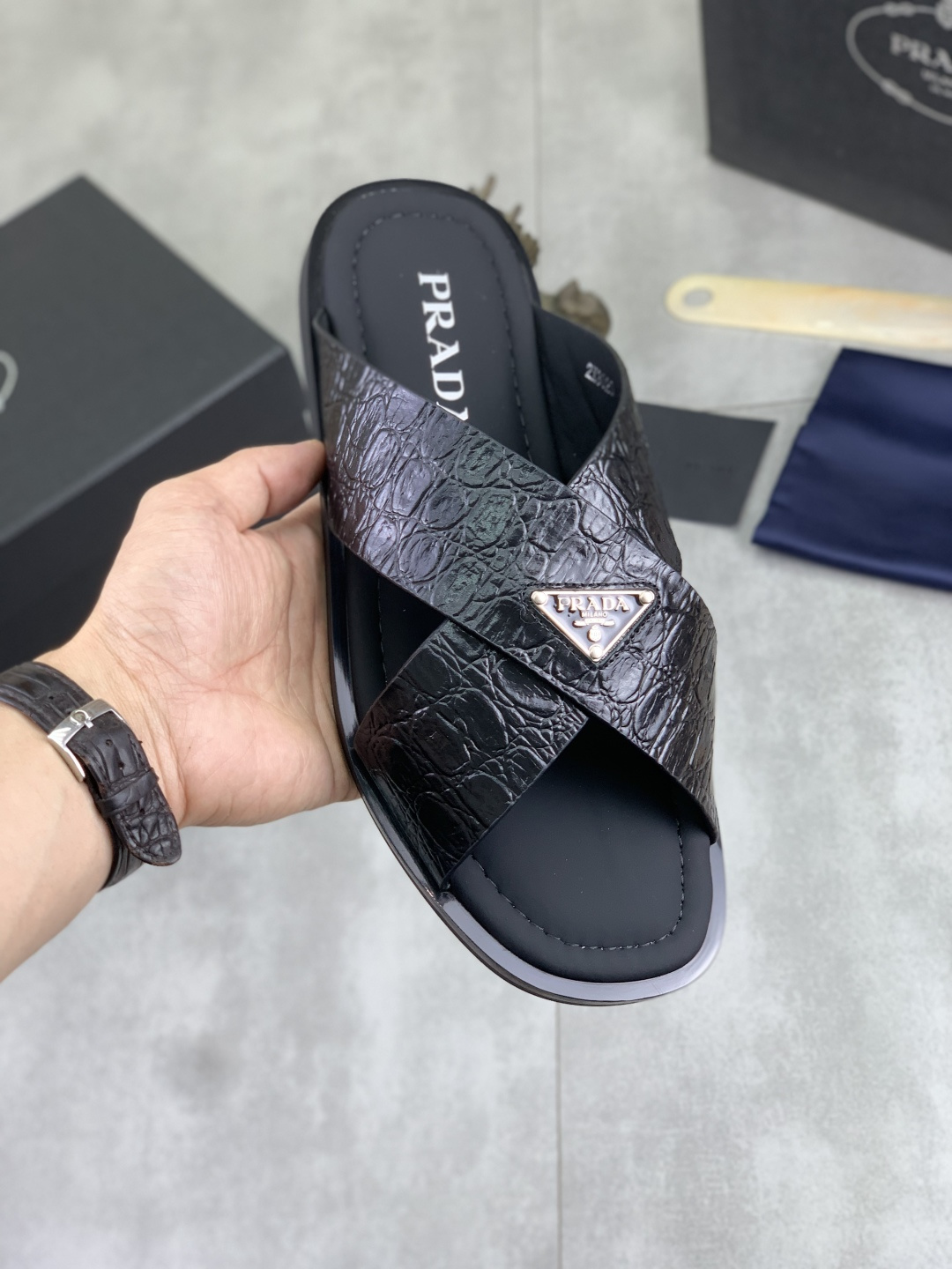 NO:833061,[Real price] PRADA Prada's new casual slippers, original official website, perfectly made to convey a kind of noble luxury, sublimate its definition of luxury in Prada's high-end extraordinary craftsmanship. Original combination outsole, code number 39-45 (46 customized), multiple color selections, prada, prada, slippers19860909【实价】 PRADA 普拉达新款休闲拖鞋,原版官网、完美做透射出一种尊贵奢华,于普拉达高端超凡工艺中升华其奢侈定义.原版组合大底,码数39-45（46定制）多款款色选,,prada,prada,slippers,Men's shoes