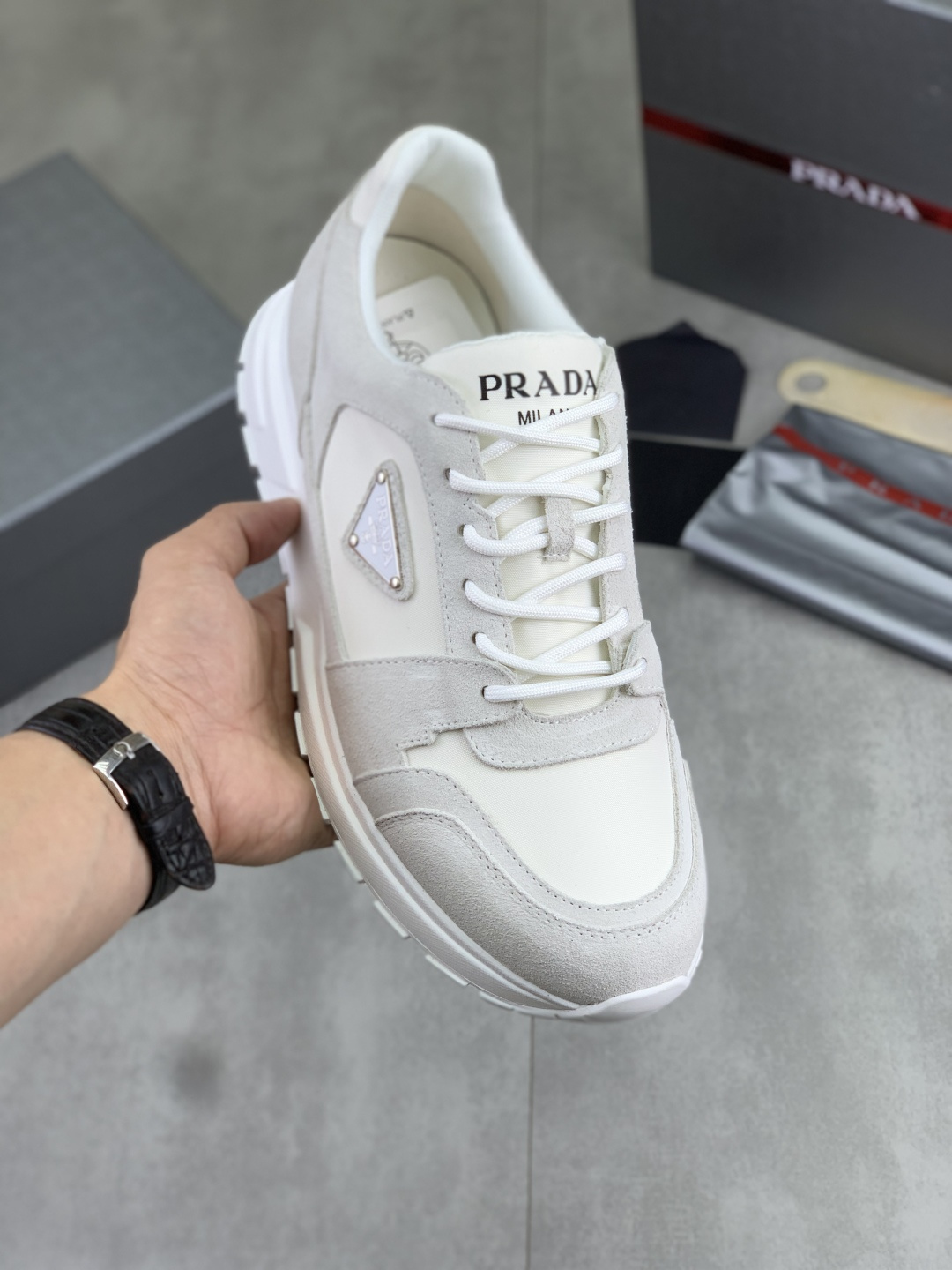 NO:832664,[Real price] Popular models are on the market on the official website, trendy brands (Prada) mainly promote popular models, avant-garde and versatile fashionable men's shoes, private version mold opening, cowhide surface splicing 11.. Fashionable and simple, original imported cowhide lining cowhide feet; the atmosphere and personality are more fashionable, eye-catching and pursuing class. It will subvert the old idea and be a must-have for fashionistas who want to spend time with you! Must keep it! High and comfortable, high-end quality workmanship. Size 38-45  4 optional.,,prada,prada,cowhide19860909【实价】官网爆款上市, 潮牌（普拉达Prada）主推爆款,前卫百搭时尚男鞋私版开模,牛皮面拼接11..时尚干脆、原版进口牛皮内里牛皮垫脚；大气个性更潮更抢眼更追求档次,它将颠覆旧念,与您共度时尚潮人必备! 必自留 ! 高大上的舒适大低,高端品质做工.码数38-45 4可选.,,prada,prada,cowhide,Men's shoes