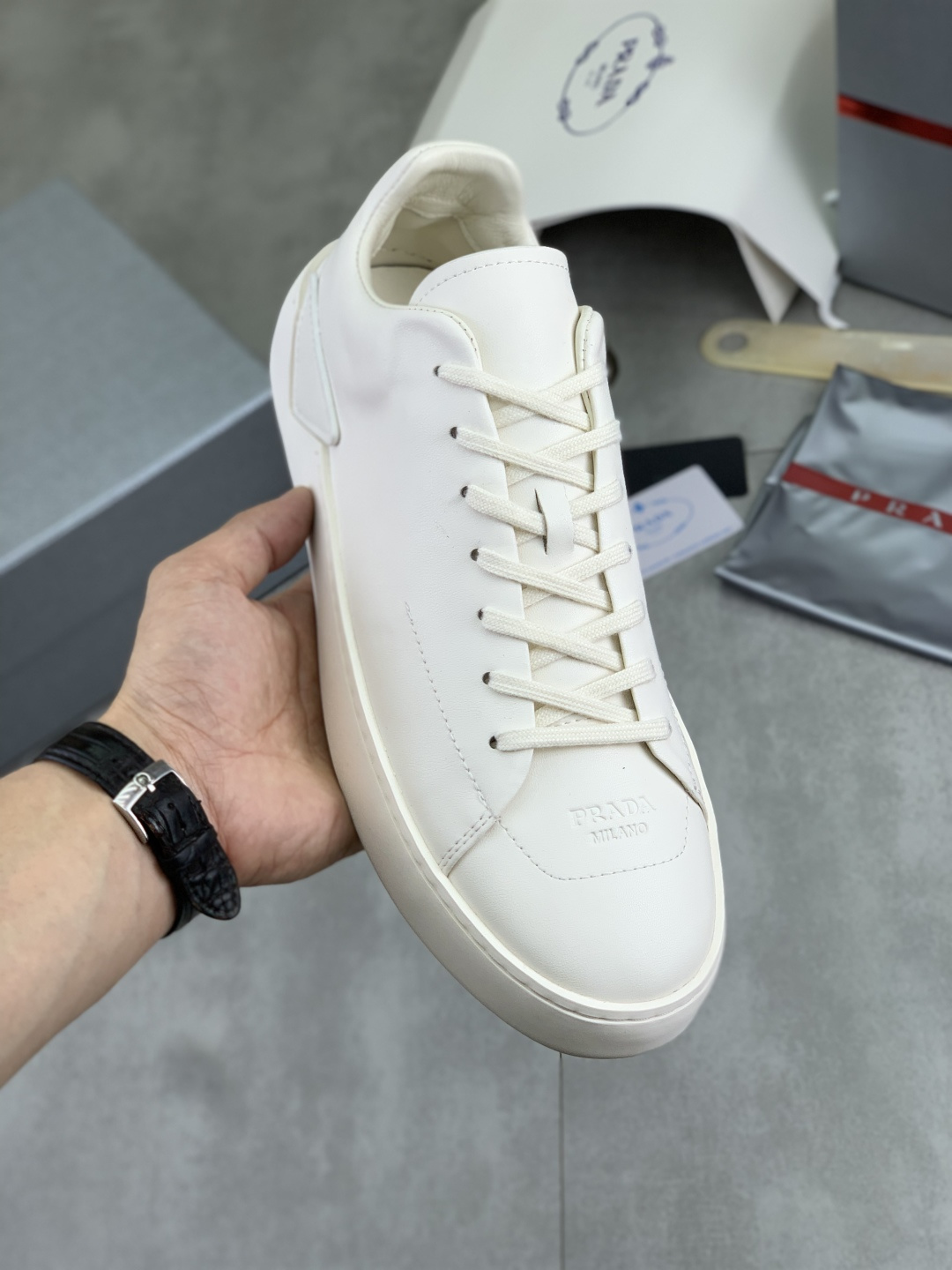 NO:833282,[Real price] The latest popular model on the official website, the trendy brand (Prada) mainly promotes the popular model, avant-garde and versatile fashionable men's shoes, private version mold opening, cowhide surface splicing 11.. Stylish and simple, original imported cowhide lining and cowhide feet; the atmosphere and personality are more fashionable, eye-catching and pursuing class. It will subvert the old idea and be a must-have for fashionistas who want to spend time with you! Must keep it! Tall and comfortable, high-end workmanship. Size 38-45  5 optional.,,prada,prada,cowhide19860909【实价】最新款 官网爆款上市, 潮牌（普拉达Prada）主推爆款,前卫百搭时尚男鞋私版开模,牛皮面拼接11..时尚干脆、原版进口牛皮内里牛皮垫脚；大气个性更潮更抢眼更追求档次,它将颠覆旧念,与您共度时尚潮人必备! 必自留 ! 高大上的舒适大低,高端品质做工.码数38-45 5可选.,,prada,prada,cowhide,Men's shoes