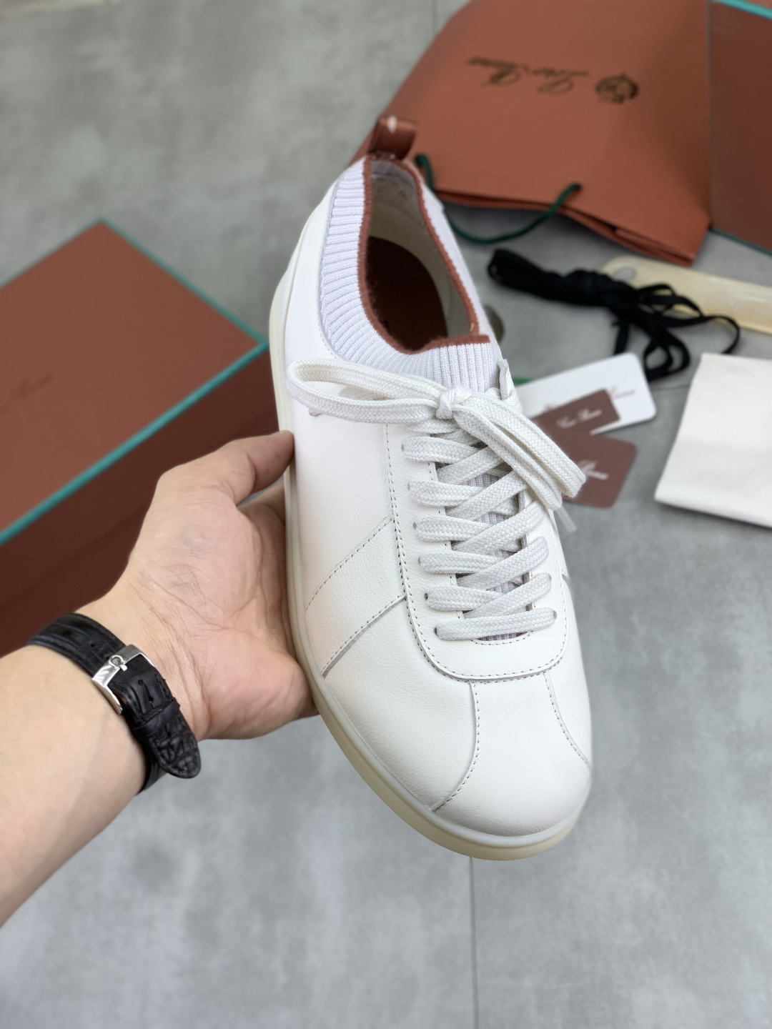 NO:833352,Real price and high quality. The latest casual shoes Loro Piana. Top-grade purchase original copy. Founded the existing Loro Piana company on August 24, 2019. The family business is now in its sixth generation. It provides high-quality products for customers who are discerning about taste and quality. Imported original fly woven with cowhide fabric, lining made of plain calfskin. Hand-stitched thread with cowhide feet. Original packaging. High-end outsole. Size 38-46. 4 colors available.  full package,,loro piana,cowhide19860909实价高品质 最新款休闲鞋Loro Piana 顶级级购买原版复制 于194月24日一手创立现有的Loro Piana公司.家族经营至今已是第六代,为讲求品味及对质量有要求的顾客提供上等的优质商品 进口原版飞织配牛皮面料 ,内里平纹小牛皮制成 手工缝制线配牛皮垫脚 原版包装 高端大底 码数38-46 4款颜色可选 全套包装,,loro piana,cowhide,Men's shoes