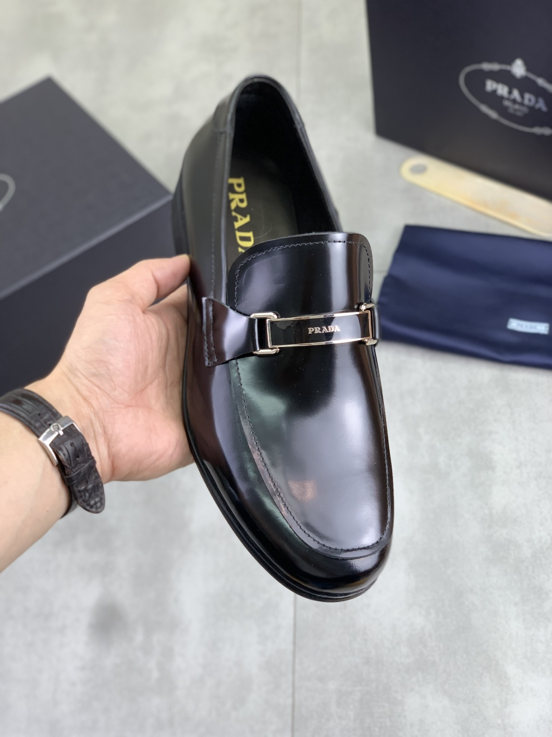 NO:833581,Actual price, water-dyed cowhide, original quality PRADA —.Prada, original purchase, high-end business leather shoes, the fabric is made of Italian imported calfskin, water-dyed cowhide/cowhide, special original outsole, fine workmanship, real thing ^_^ Photographed size 39-45,, prada, prada, cowhide19860909实价 水染牛里 原单品质PRADA —.普拉达 原单代购、高端商务皮鞋、面料采用意大利进口小牛皮水染牛里/牛皮里特供原版大底、做工精细、实物^_^拍摄size39-45,,prada,prada,cowhide,Men's shoes