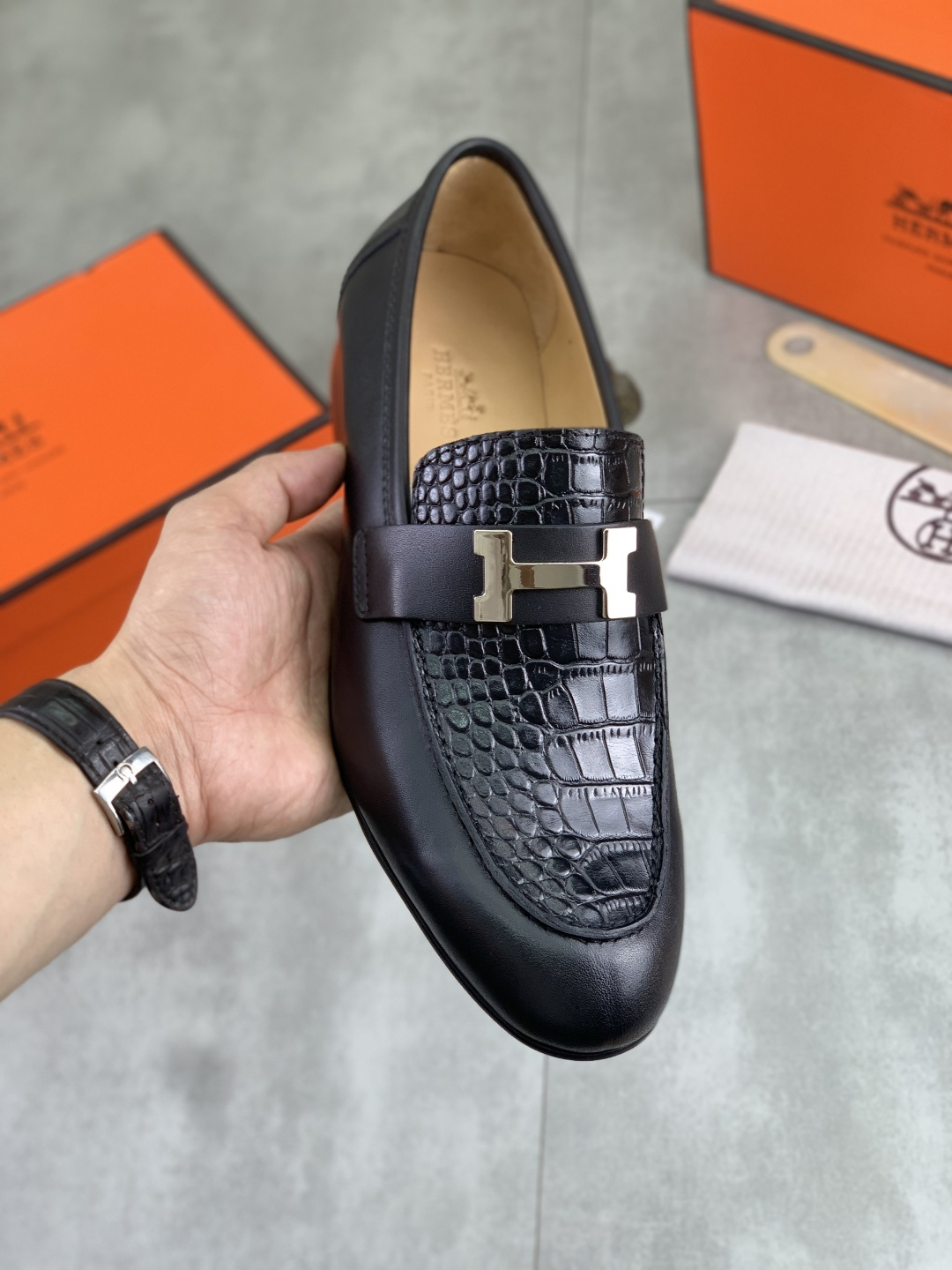 NO:833589,[Real price] Water-dyed cow leather [Hermès] Hermès men’s latest casual business leather shoes!  Listed simultaneously!  The fabric is made of specially imported original calfskin, and the lining is made of imported water-dyed cowhide. It is absolutely luxurious and leads the fashion trend. Multiple colors are available in sizes 39-45, hermes, cowhide19860909【实价】水染牛里【爱马仕】爱马仕 男士最新款休闲商务皮鞋！同步上市！面料采用专用进口原版小牛皮,内里采用进口水染牛皮,绝对的奢华打造,引领时尚潮流.配码39-45 多色可选,,hermes,cowhide,Men's shoes