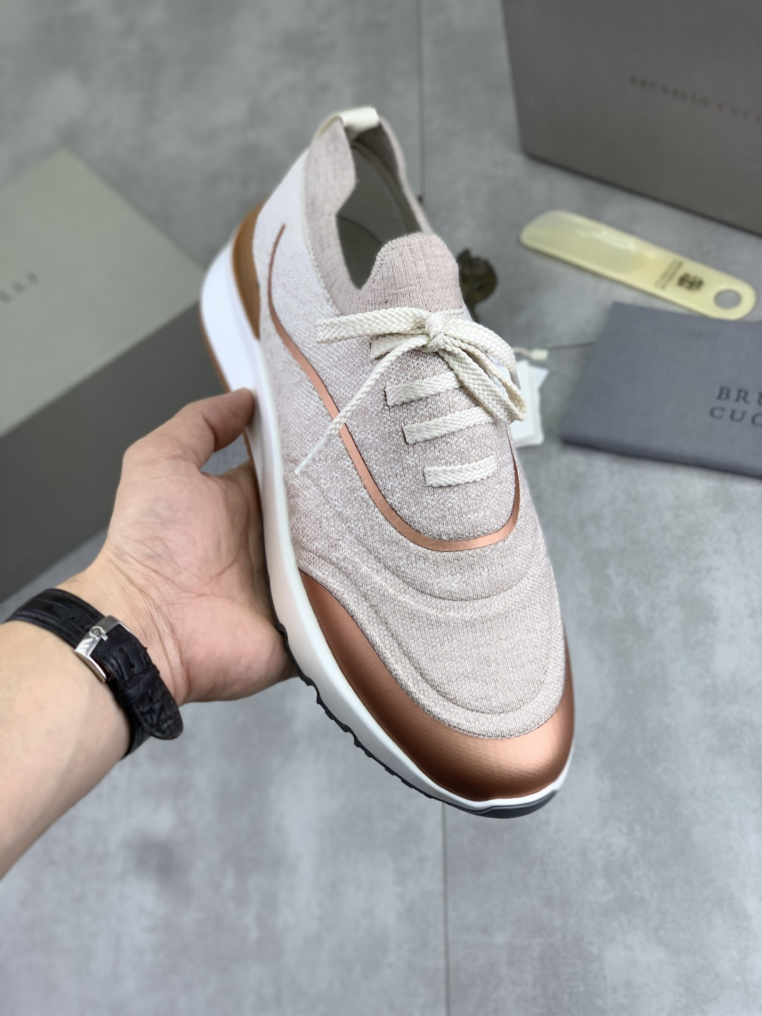 NO:833604,Real price high version BC new product Brunello Cucinell* low-top sneakers official price RMB 37, classic yarn inspires the sophistication and sporty taste of this sneaker. The original cowhide upper is extremely light and elastic, showing a tight appearance on both sides of the shoe, while the toe adopts the unique 'microhole' process of sports accessories to sublimate breathability. The elasticity of knitted fabrics can ensure that the shoes fit better and are more comfortable to wear.  The sharp contrast of materials highlights the exquisiteness. The cowhide midsole and the cowhide foot pad are comfortable and breathable. The heel and insole are decorated with the brand logo and the heel webbing pull-loop. The original open-molded lightweight foam rubber grip sole makes the shoe comfortable and flexible to wear on the foot. The light and comfortable model has a standard size of 39-44 (38 45 custom-made). There are 5 colors available, brunello cucinelli, sneakers, cowhide19860909实价 高版本 BC新品 Brunello Cucinell* 低帮运动鞋 官方售价RMB 37, 经典纱线激发了这款运动鞋的精致与运动品味.原版牛皮鞋面极致轻盈且富有弹性,鞋子两侧显示出紧致外观,而鞋头则采用运动配件独特的“微孔”工艺,升华透气性能.针织品的弹性可以确保鞋子更合脚,穿着更舒适 以鲜明的材质对比彰显精致.牛皮中底牛皮垫脚加持 舒适透气 后跟与鞋垫饰有品牌logo标志、后跟织带提环 原版开模轻质发泡橡胶抓地鞋底 令鞋子穿在脚上舒适且灵活.轻便舒适款标准码数39-44（38 45定做）’颜色5款颜色可选,,brunello cucinelli,sneakers,cowhide,Men's shoes