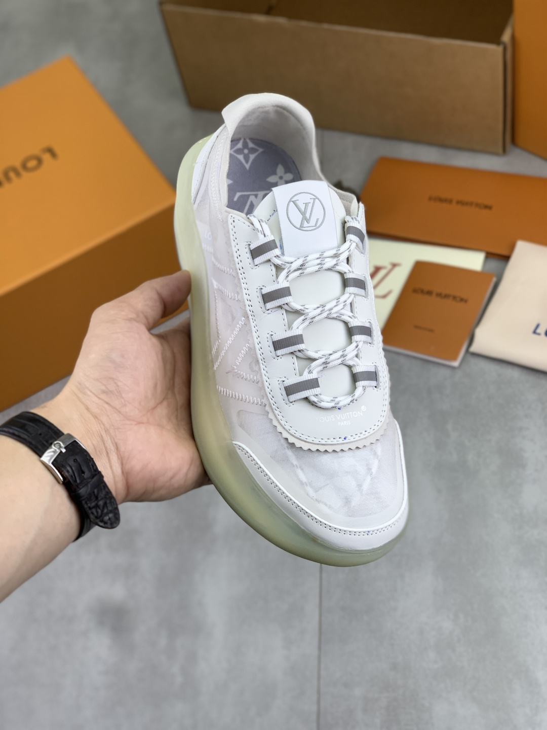 NO:833534,The high version, a must-have for casual couples in summer, LV Run 2.0 sneakers are made of mesh cowhide stitching, breathable and supportive. Thick rubber soles are cushioned and comfortable, and they are OK for daily wear or light exercise!  The LV logo on the side of the shoe is very recognizable and adds a sense of fashion. The tongue and heel pull tabs are designed to make it easier to put on and take off. The overall design is simple and modern, versatile and easy to control in various situations. Size 35-46 The complete package comes with an airplane box, louis vuitton, sneakers, cowhide19860909高版本 夏季必备休闲情侣款,LV Run 2.0运动鞋,采用网布牛皮拼接,透气又有支撑力.厚橡胶鞋底,缓震舒适,日常穿搭或轻运动都OK！鞋侧LV标志超有辨识度,时尚感拉满.鞋舌和后跟拉环设计,穿脱更方便,整体简约现代,百搭不挑风格,轻松驾驭各种场合 size35-46 全套包装配飞机盒,,louis vuitton,sneakers,cowhide,Men's shoes