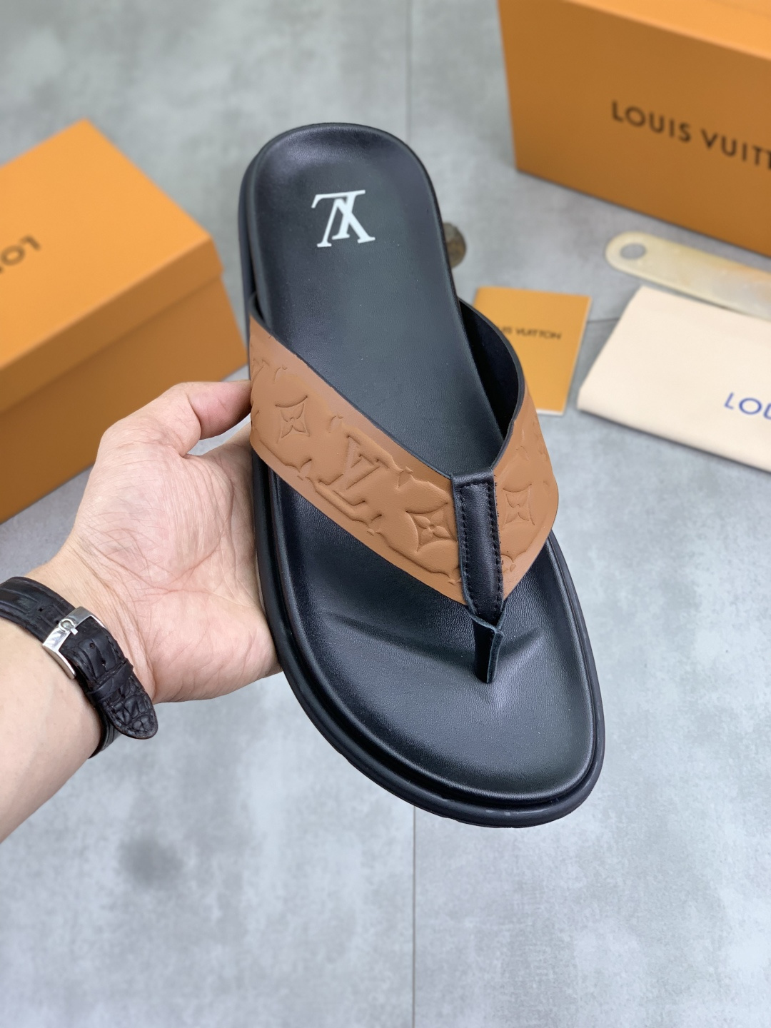 NO:834006,[Real price] High-quality slippers [LOUIS VUITTON] The official website synchronizes the latest slippers. The highest version on the market. Accept material comparison, shoe type comparison and process comparison. Practical and textured, versatile, suitable for any occasion, the more you look at it, the more you look at it. Pure handmade craftsmanship - upper material, calfskin imported from Italy - high-quality water-dyed sheepskin inside - original high-quality private model custom combination outsole - Size 39-44, multi-color colors available, Louis  vuitton,slippers,cowhide,sheepskin19860909【实价】 高品质拖鞋【LOUIS VUITTON】官网同步最新款拖鞋 市场最高版本的,接受材质对比 鞋型对比 工艺对比 实用又有质感·百搭适用任何场合、越看越有味道.纯手工工艺 -鞋面材质,意大利进口小牛皮 -内里优质水染羊皮 -原版高品质私模定制组合大底 -Size39-44 颜色多色颜色可选,,louis vuitton,slippers,cowhide,sheepskin,Men's shoes