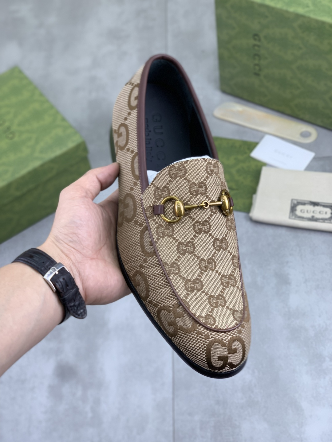 NO:834521,[Real price] Water dyed cow leather [Gucci] GUCCI high-end men's formal business leather shoes, original order 11 pieces!  Original imported high-end open-edge beaded calfskin, original metal buckle, imported first-layer cowhide inner pads, original outsole, men's shoe size 38-44 (45 customized) single color optional, gucci, cowhide19860909【实价】 水染牛里【古奇】GUCCI高端男士正装商务皮鞋,原单11货！原版进口高端开边珠小牛皮,原版金属饰扣,进口头层牛皮内里垫脚 原版大底,男鞋码数38-44（45定做）单色颜色可选,,gucci,cowhide,Men's shoes