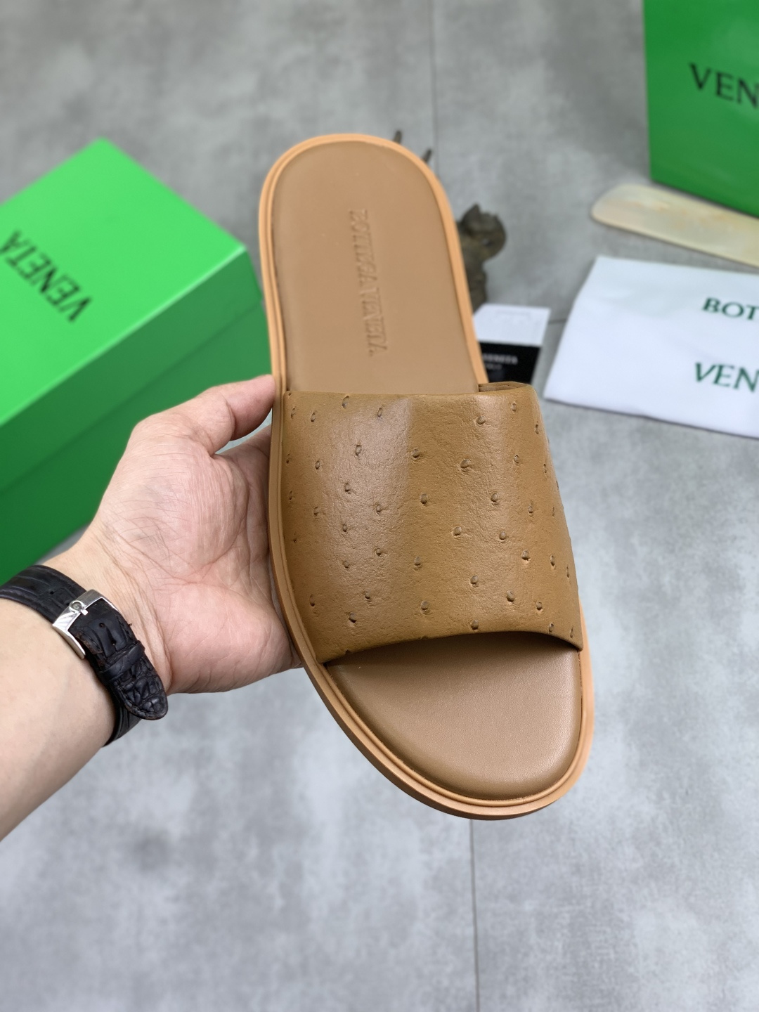 NO:850081,[Real price] Original quality BOTTEGA VENETA official website popular Louis Vuitton BV men's Velcro slippers are on sale simultaneously!  Original cowhide fabric imported from Italy with letter embroidery. The original factory specializes in original lightweight outsole. Size 39-44 (38 45 customized). 4 colors available, bottega veneta, louis vuitton, bottega veneta, slippers, cowhide19860909【实价】 原单品质 BOTTEGA VENETA官网爆款路易威登 BV男士魔术贴拖鞋 同步发售 ！意大利进口原版牛皮面料配字母刺绣 原厂特供原版轻便大底 码数39-44（38 45定制）4款颜色可选,,bottega veneta,louis vuitton,bottega veneta,slippers,cowhide,Men's shoes