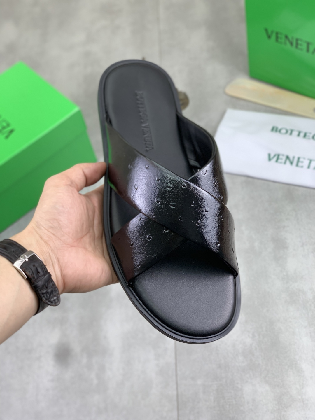 NO:834512,[Real price] Original quality BOTTEGA VENETA official website popular Louis Vuitton BV men's Velcro slippers are on sale simultaneously!  Original cowhide fabric imported from Italy with letter embroidery. The original factory specializes in original lightweight outsole. Size 39-44 (38 45 customized). 4 colors available, bottega veneta, louis vuitton, bottega veneta, slippers, cowhide19860909【实价】 原单品质 BOTTEGA VENETA官网爆款路易威登 BV男士魔术贴拖鞋 同步发售 ！意大利进口原版牛皮面料配字母刺绣 原厂特供原版轻便大底 码数39-44（38 45定制）4款颜色可选,,bottega veneta,louis vuitton,bottega veneta,slippers,cowhide,Men's shoes