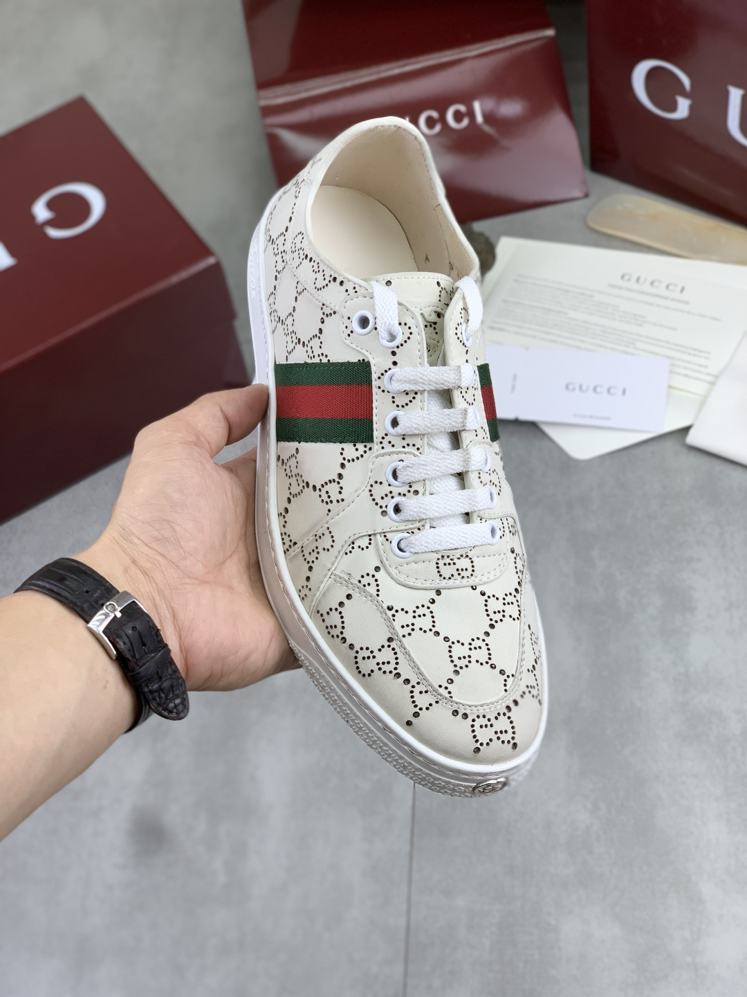 NO:834564,Real price Gucci Gucci couple's low-end catwalk casual sneakers, top version!  Oil edge craftsmanship. New model for early spring, creating a perfect style, cool and sassy, ​​c-position fashionable wear, classic shoe style with retro and futuristic feel, showing exquisite texture!  Mold-opening and customized high-density outsole. Full set of packaging equipment. Sizes: 35-40 for women and 39-45 for men. Fabric: imported calfskin punching; lining: imported original sheepskin lining, gucci, gucci, sneakers, cowhide, sheepskin19860909实价 Gucci 古驰情侣款低邦走秀款休闲运动鞋,顶级版本！油边工艺.早春新款,打造属于完美的风格,又酷又飒 c位时髦穿搭 带复古加未来感经典鞋型,呈现出精致质感！开模定制高密大底.全套包装配备. 码数女35-40 男39-45 面料进口小牛皮冲孔 内里进口原版羊皮内里,,gucci,gucci,sneakers,cowhide,sheepskin,Men's shoes