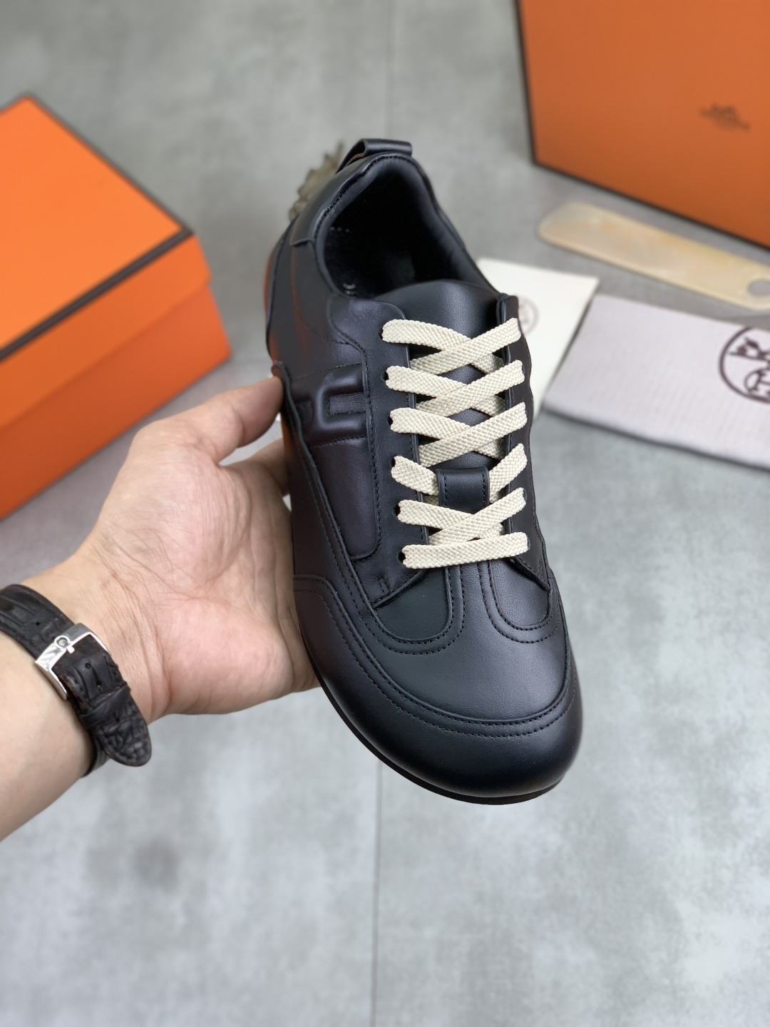 NO:834554,Real price, top version, original order Hermes men's Drift Sneaker summer new casual sports shoes, original purchase, development, production, H family men's classic series, technical breathable fabrics with cowhide, casual sports shoes, casual sports dad shoes, combined with high-tech breathable materials and cowhide, H family exclusive button decoration on the side. The outsole is full of H italic design and bright colors to show vitality and continue the brand design inspiration. Walking lightly in the city, feel unrestrained and comfortable. Delivered with exquisite packaging  Original fabric, customized breathable material + first layer of cowhide, cowhide lining for feet, outsole molded and evacuated, PU+TPU material, Size 35-45 (female 41, male 46 custom-made), multiple colors available, premium packaging, hermes, hermes, sneakers, cowhide19860909实价 顶级版本 原单 Hermes爱马仕男款 Drift Sneaker 夏季新款休闲运动鞋 原版购入开发 做货 H家男士经典系列 科技透气面料搭配牛皮 休闲运动鞋 休闲之履运动老爹鞋结合高科技透气材质与牛皮,侧面H家专属纽扣装饰 大底满满H斜体设计和鲜艳色彩展现活力,延续品牌设计灵感.轻盈漫步都市,感受无拘舒适. 配送精美包装 面料原版定制透气材质+头层牛皮 内里牛皮垫脚 大底开模抽空PU+TPU材质 Size 35-45（女41 男46定做） 多款颜色可选 精品包装,,hermes,hermes,sneakers,cowhide,Men's shoes