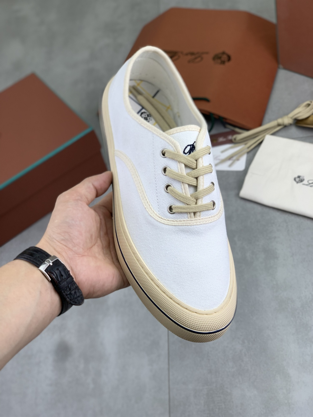 NO:885953,Real price, high version, the latest casual shoes for couples, Loro Piana, top-level purchase of the original copy. Founded the existing Loro Piana company on April 24, 2019. The family business is now in its sixth generation, providing high-quality products for customers who are discerning in taste and quality. Imported original denim fabric, made of plain calfskin inside, hand-stitched threads with cowhide feet, original packaging, high-end outsole, size 35-41 for women, 38-46 for men.  Various colors available,,loro piana,cowhide19860909实价 高版本 最新情侣款休闲鞋Loro Piana 顶级级购买原版复制 于194月24日一手创立现有的Loro Piana公司.家族经营至今已是第六代,为讲求品味及对质量有要求的顾客提供上等的优质商品 进口原版牛仔布面料 ,内里平纹小牛皮制成 手工缝制线配牛皮垫脚 原版包装 高端大底 码数女35-41 男38-46 多款颜色可选,,loro piana,cowhide,Men's shoes