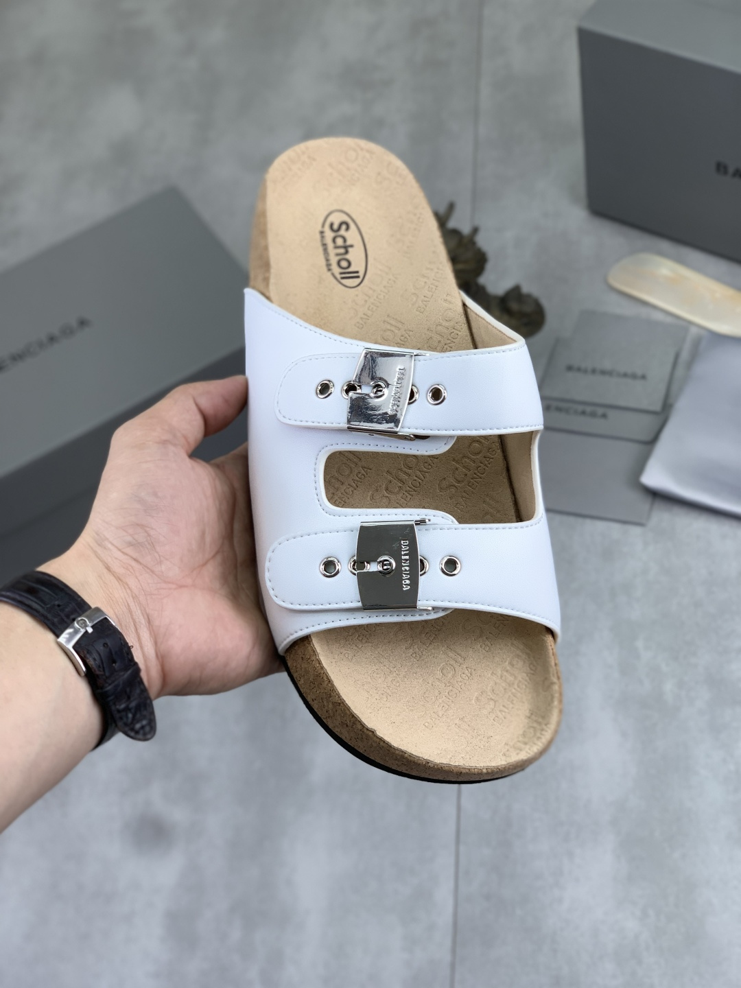 NO:850633,Real price Balenciaga  First layer of cowhide, layer of wood and velvet fabric covering water table, high foam wear-resistant outsole Size 39-44 (38 45 customized),,balenciaga,balenciaga,sandals,slippers,cowhide19860909实价 Balenciaga巴黎世家 X Scholl联名款木塞底勃肯拖鞋 凉鞋 以巴黎世家的设计才思融合 Scholl 的工艺专长,打造格外舒适的护足鞋履与鞋垫.其中平底款软木底小牛皮凉鞋配有经典 Scholl 金属搭扣,致敬 1956 Scholl Pescura 凉鞋原型 超多网红时尚达人种草 不当当好看 脚感设计也是超级舒适 头层牛皮 层木和绒面料包水台 高发泡耐磨大底Size39-44（38 45定做）,,balenciaga,balenciaga,sandals,slippers,cowhide,Men's shoes
