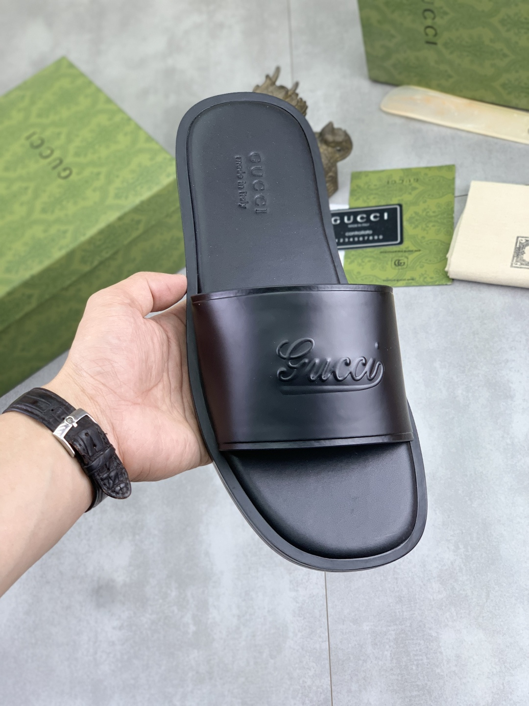 NO:850611,[Real price] High version of GUCCI Gucci's new casual slippers, original official website, perfectly made to convey a kind of noble luxury, sublimating its definition of luxury in Gucci's high-end extraordinary craftsmanship. Original Gucci double G combination outsole, code number 39-44 (38 45 customized),, gucci, slippers19860909【实价】高版本 GUCCI 古奇新款休闲拖鞋,原版官网、完美做透射出一种尊贵奢华,于古奇高端超凡工艺中升华其奢侈定义.原版古奇双G组合大底,码数39-44（38 45定做）,,gucci,slippers,Men's shoes