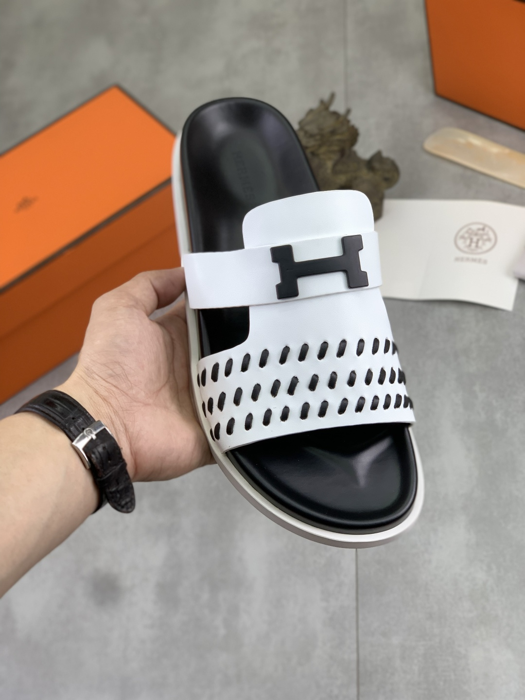 NO:850622,Actual price [HERMES] high version new Hermès slippers, made of imported cross-grain calfskin, wear-resistant and non-slip rubber outsole. Fashionable and elegant, code number 39-44 (38 45 customized), multiple colors available, hermes, hermes, slippers, cowhide19860909实价【HERMES】高版本 新款爱马仕拖鞋,面料进口十字纹小牛皮,耐磨防滑橡胶大底.时尚大气 码数39-44（38 45定制）颜色多款颜色可选,,hermes,hermes,slippers,cowhide,Men's shoes