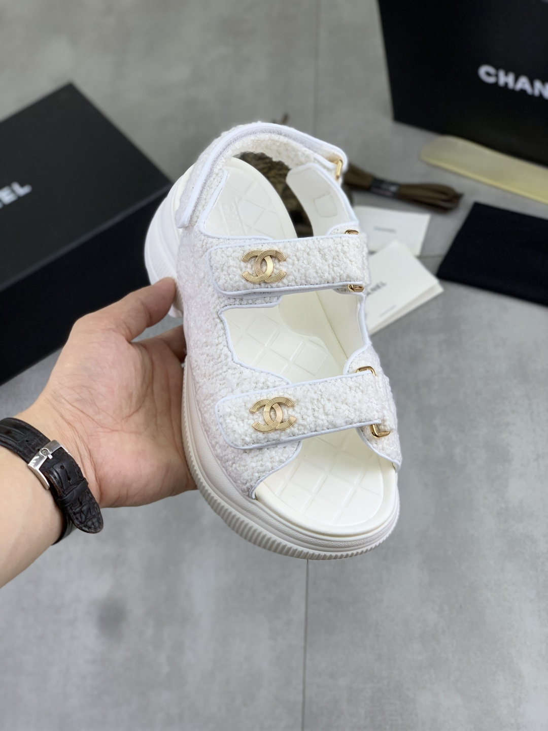 NO:851032,[Real price] Chanel sandals - Ch@nel new spring and summer sandals. Made of Italian imported cow suede calfskin with color matching. Multiple color matching + reflective edge design. Breathable and comfortable lining. Fashionable and must-have sizes for women 35-41. 2 colors available. Full package, chanel, sandals, cowhide19860909【实价】香奈儿凉鞋- Ch@nel 春夏新款凉鞋 面料意大利进口牛反绒拼色小牛皮而成 多种拼色+反光边料的设计感 透气舒适内里 时髦精必入码数女35-41 2款颜色可选 全套包装,,chanel,sandals,cowhide,Men's shoes