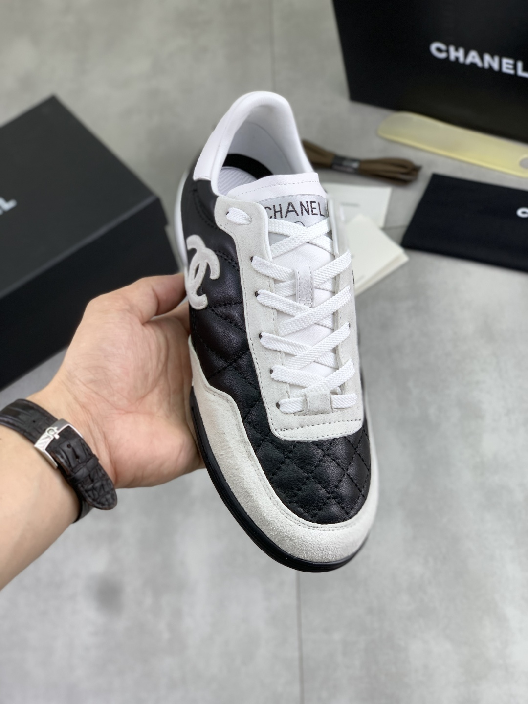NO:851040,[Real price] Chanel - Ch@nel new spring and summer sports shoes. Made of Italian imported cow suede and color-blocked calfskin. Multiple color-blocking + reflective edge design. Breathable and comfortable lining. Fashionable and must-have size for women 35-42. 4 colors available. Full package, chanel, sneakers, cowhide19860909【实价】香奈儿- Ch@nel 春夏新款运动鞋 面料意大利进口牛反绒拼色小牛皮而成 多种拼色+反光边料的设计感 透气舒适内里 时髦精必入码数女35-42 4款颜色可选 全套包装,,chanel,sneakers,cowhide,Men's shoes
