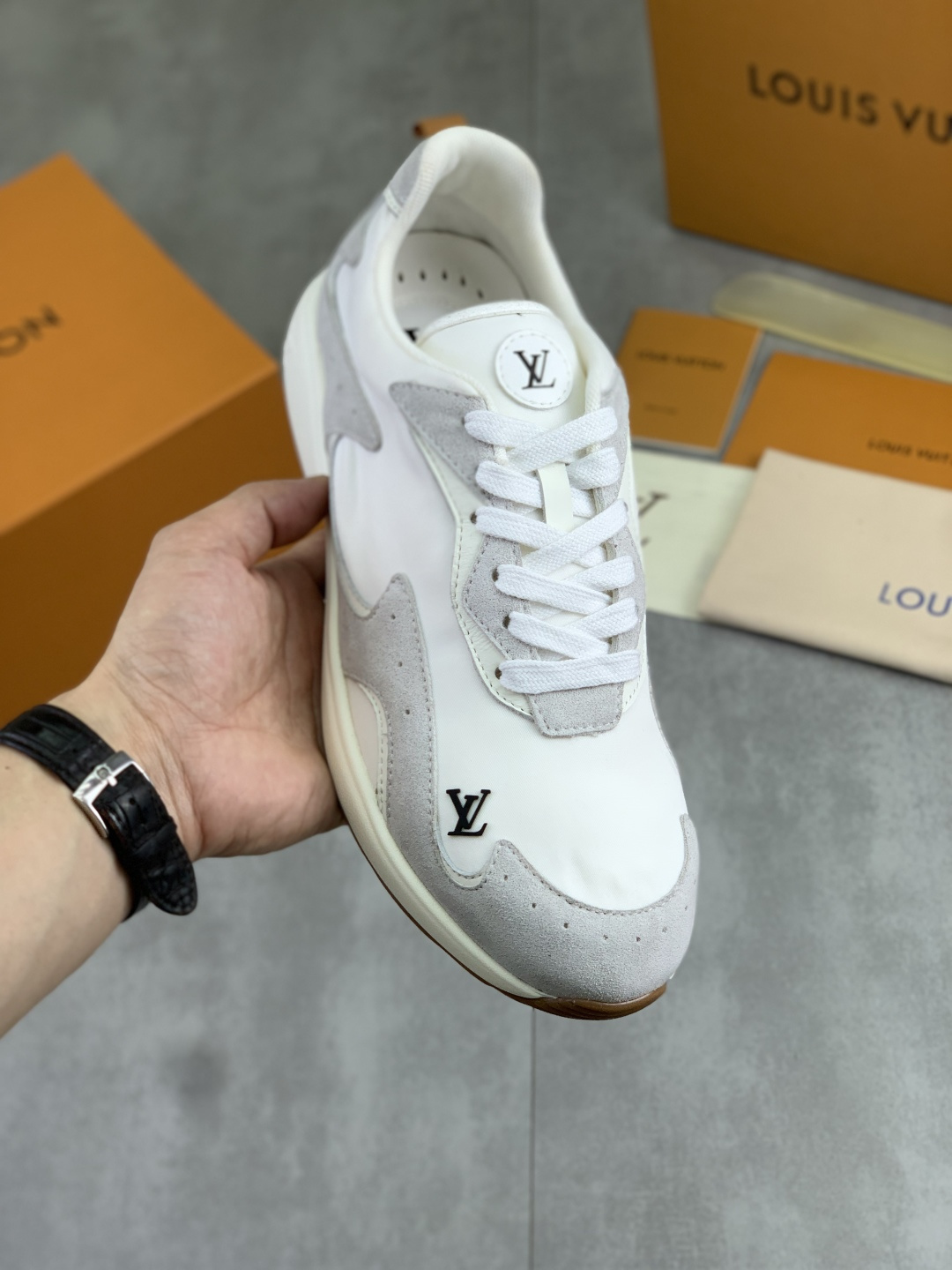 NO:851056,A higher version of the must-have casual shoes for summer, LV Run 2.0 sneakers are made of mesh and cowhide, breathable and supportive. Thick rubber soles are cushioned and comfortable, and are OK for daily wear or light exercise!  The LV logo on the side of the shoe is very recognizable and full of fashion sense. The tongue and heel pull tab design make it easier to put on and take off. The overall style is simple and modern, versatile and easy to handle various occasions. Size 39-45 (customized for 46). Full set of packaging with airplane box, louis vuitton, sneakers, cowhide19860909高版本 夏季必备休闲鞋,LV Run 2.0运动鞋,采用网布牛皮拼接,透气又有支撑力.厚橡胶鞋底,缓震舒适,日常穿搭或轻运动都OK！鞋侧LV标志超有辨识度,时尚感拉满.鞋舌和后跟拉环设计,穿脱更方便,整体简约现代,百搭不挑风格,轻松驾驭各种场合 size39-45（46定做）全套包装配飞机盒,,louis vuitton,sneakers,cowhide,Men's shoes