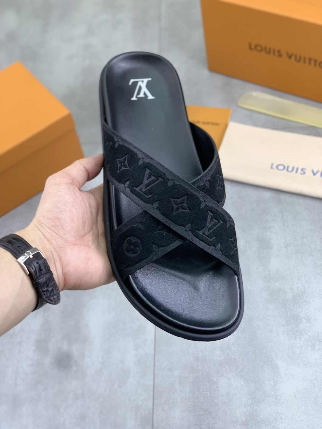 NO:851200,[Real price] High-quality slippers [LOUIS VUITTON] The official website synchronizes the latest slippers. The highest version on the market. Accept material comparison, shoe type comparison and process comparison. Practical and textured, versatile, suitable for any occasion, the more you look at it, the more you look at it. Pure handmade craftsmanship - upper material, calfskin imported from Italy - high-quality water-dyed sheepskin inside - original high-quality private model custom combination outsole - Size 39-44, multi-color colors available, Louis  vuitton,slippers,cowhide,sheepskin19860909【实价】 高品质拖鞋【LOUIS VUITTON】官网同步最新款拖鞋 市场最高版本的,接受材质对比 鞋型对比 工艺对比 实用又有质感·百搭适用任何场合、越看越有味道.纯手工工艺 -鞋面材质,意大利进口小牛皮 -内里优质水染羊皮 -原版高品质私模定制组合大底 -Size39-44 颜色多色颜色可选,,louis vuitton,slippers,cowhide,sheepskin,Men's shoes