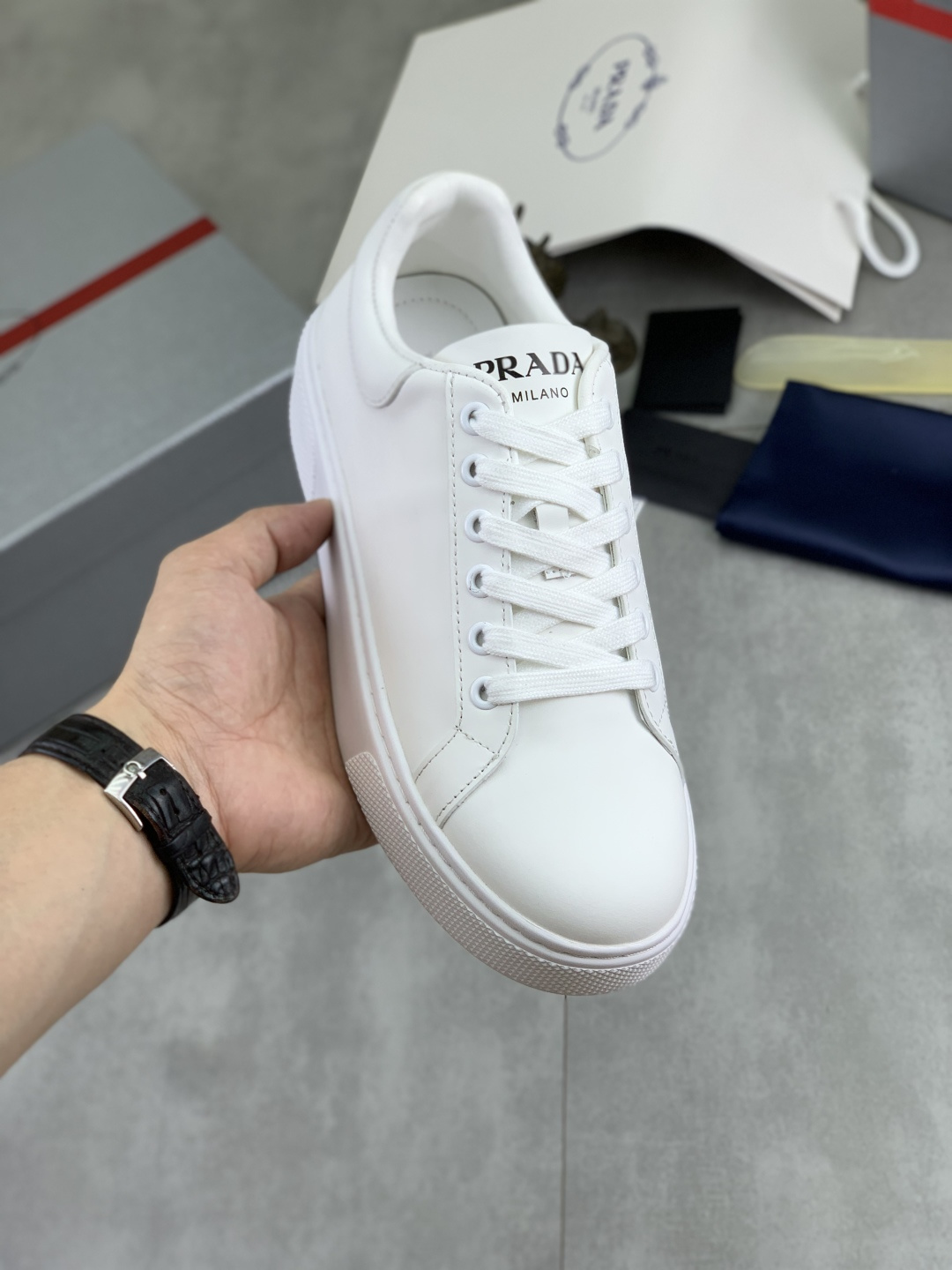 NO:851418,[Real price] The latest couple's model, popular model on the official website, trendy brand (Prada) mainly promotes popular model, avant-garde and versatile fashionable men's shoes, private version mold opening, cowhide surface splicing 11.. Stylish and simple, original imported cowhide lining cowhide feet; the atmosphere and personality are more fashionable, eye-catching and pursuing class. It will subvert the old idea and be a must-have for fashionistas who want to spend time with you! Must keep it! Tall and comfortable, high-end workmanship. Size 35-45  3 colors available. Full set of packaging, prada, prada, cowhide19860909【实价】最新情侣款 官网爆款上市, 潮牌（普拉达Prada）主推爆款,前卫百搭时尚男鞋私版开模,牛皮面拼接11..时尚干脆、原版进口牛皮内里牛皮垫脚；大气个性更潮更抢眼更追求档次,它将颠覆旧念,与您共度时尚潮人必备! 必自留 ! 高大上的舒适大低,高端品质做工.码数35-45 3色可选.全套包装,,prada,prada,cowhide,Men's shoes