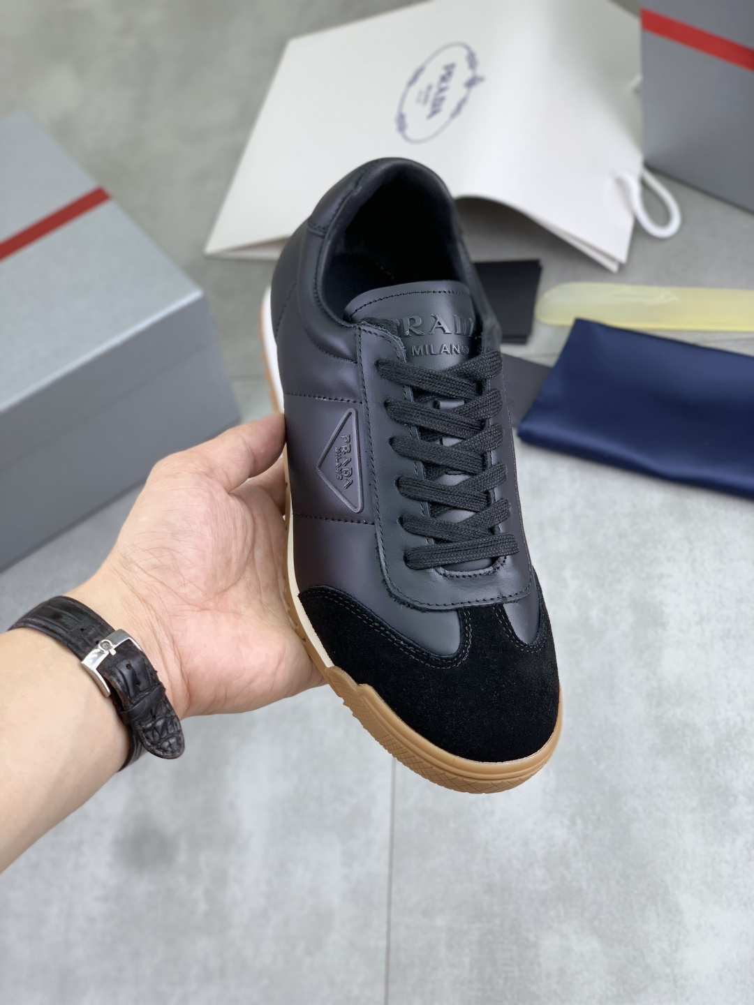 NO:851427,[Real price] The latest couple's model, popular model on the official website, trendy brand (Prada) mainly promotes popular model, avant-garde and versatile fashionable men's shoes, private version mold opening, cowhide surface splicing 11.. Stylish and simple, original imported cowhide lining cowhide feet; the atmosphere and personality are more fashionable, eye-catching and pursuing class. It will subvert the old idea and be a must-have for fashionistas who want to spend time with you! Must keep it! Tall and comfortable, high-end workmanship. Size 35-45  4 colors available. Full set of packaging, prada, prada, cowhide19860909【实价】最新情侣款 官网爆款上市, 潮牌（普拉达Prada）主推爆款,前卫百搭时尚男鞋私版开模,牛皮面拼接11..时尚干脆、原版进口牛皮内里牛皮垫脚；大气个性更潮更抢眼更追求档次,它将颠覆旧念,与您共度时尚潮人必备! 必自留 ! 高大上的舒适大低,高端品质做工.码数35-45 4色可选.全套包装,,prada,prada,cowhide,Men's shoes