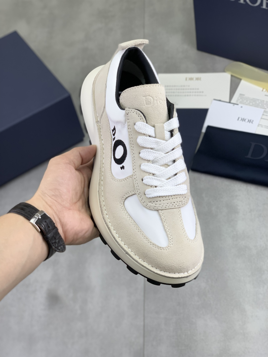 NO:851438,Real-price Dior Squash sneakers use an inside-out stitching structure on the upper, showing a distinct modern style. They are both comfortable and fashionable, highlighting the exquisite shoemaking craftsmanship of the Dior workshop. The soft and breathable high-mercerized cowhide suede fabric is paired with a durable nylon sole, which is comfortable and versatile and can enhance the style of various looks.  The upper is made of high-mercerized suede cowhide with technical fabric electro-embroidery, and the lining is made of black cowhide that is soft, comfortable and wear-resistant. The tongue and heel are decorated with the Dior logo, and the sides are decorated with Dior embroidery. The low-cut shoelaces are opened and closed with a CD pull-up ring on the back, a high-quality PU midsole, and the outsole is engraved with the CD logo. The high version is fully packaged, code number 39-45, dior, dior, sneakers, cowhide19860909实价 迪奥Dior Squash运动鞋 采用鞋面外翻式缝合结构,展现鲜明的现代风范, 既舒适又时尚,彰显Dior工坊精湛的鞋履制作工艺.柔软透气的高丝光牛反绒面料搭配经久耐用的尼龙鞋底,舒适百搭,可为各式造型提升格调. 鞋面采用高丝光反绒牛皮搭配科技面料电绣,内里采用黑色牛皮里柔软舒适耐磨,鞋舌和鞋跟饰以Dior标志,侧面饰以Dior刺绣,低帮鞋带开合后侧CD提拉环,高品质PU中底,大底镌刻有CD标志.高版本全套包装,码数39-45,,dior,dior,sneakers,cowhide,Men's shoes